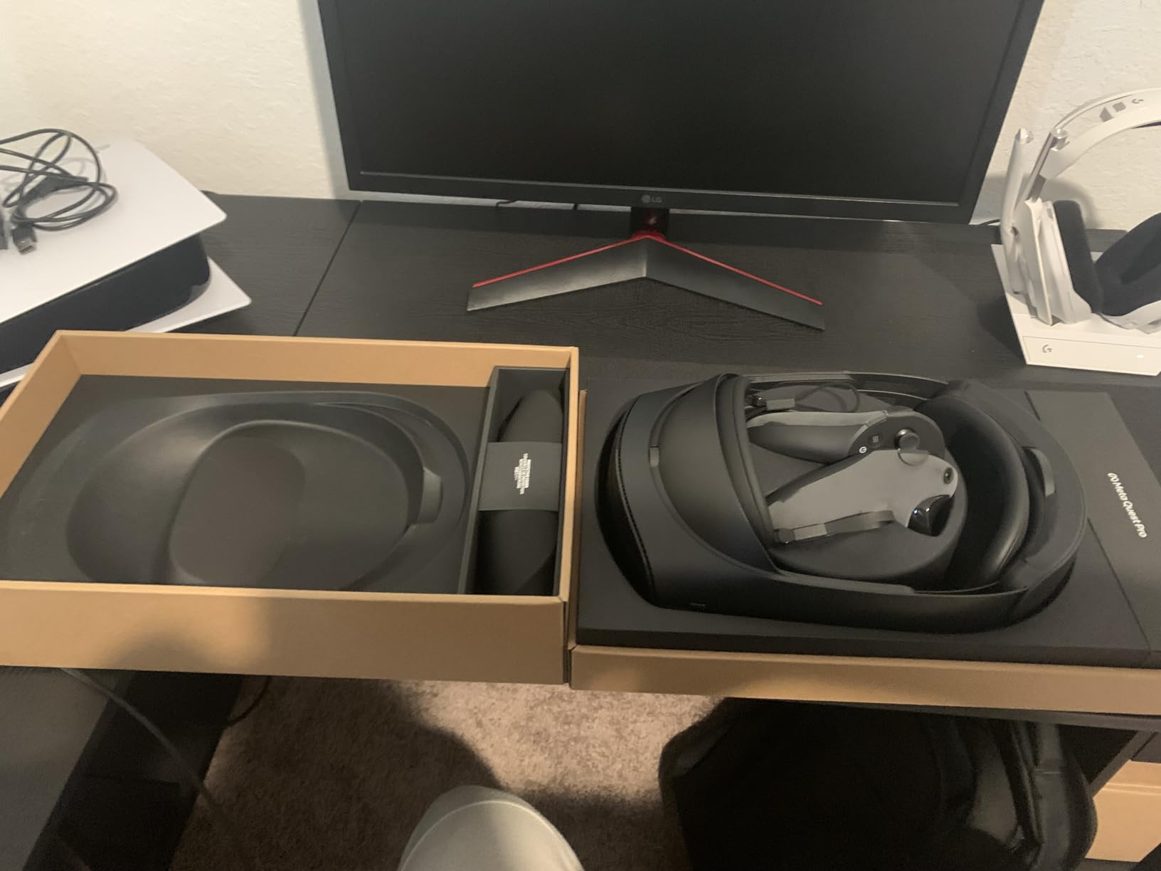 Meta Quest Pro | VR Headset with Dedicated Eye Tracking - Mixed Reality - Advanced All-In-One Virtual Reality customer photo 2
