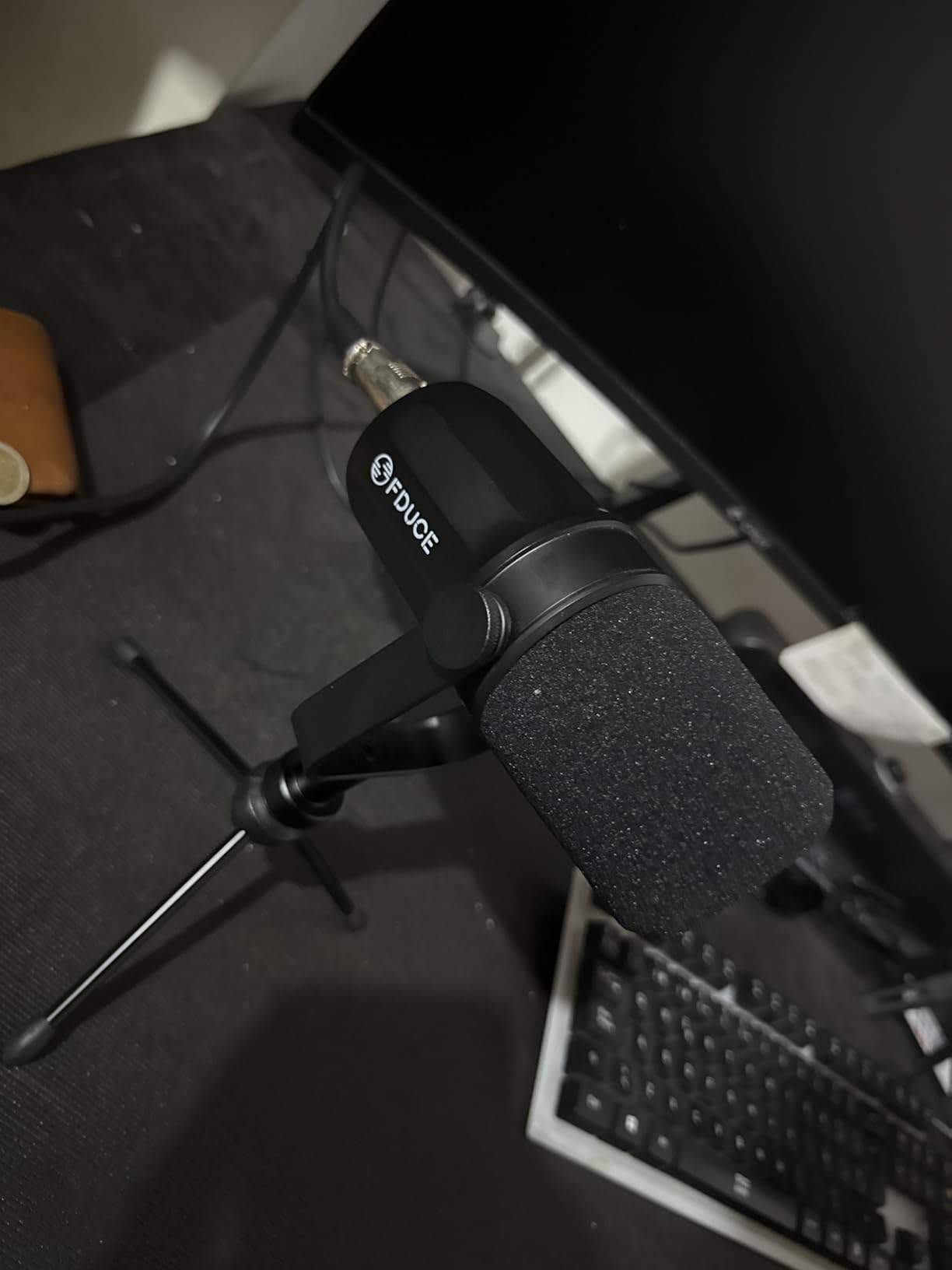 FDUCE SL40 USB/XLR Dynamic Microphone for Podcasting, Gaming, Live Streaming and Recording, Built-in Headphone Output, LED Mute Button, All Metal, Voice Isolation Technology customer photo 1