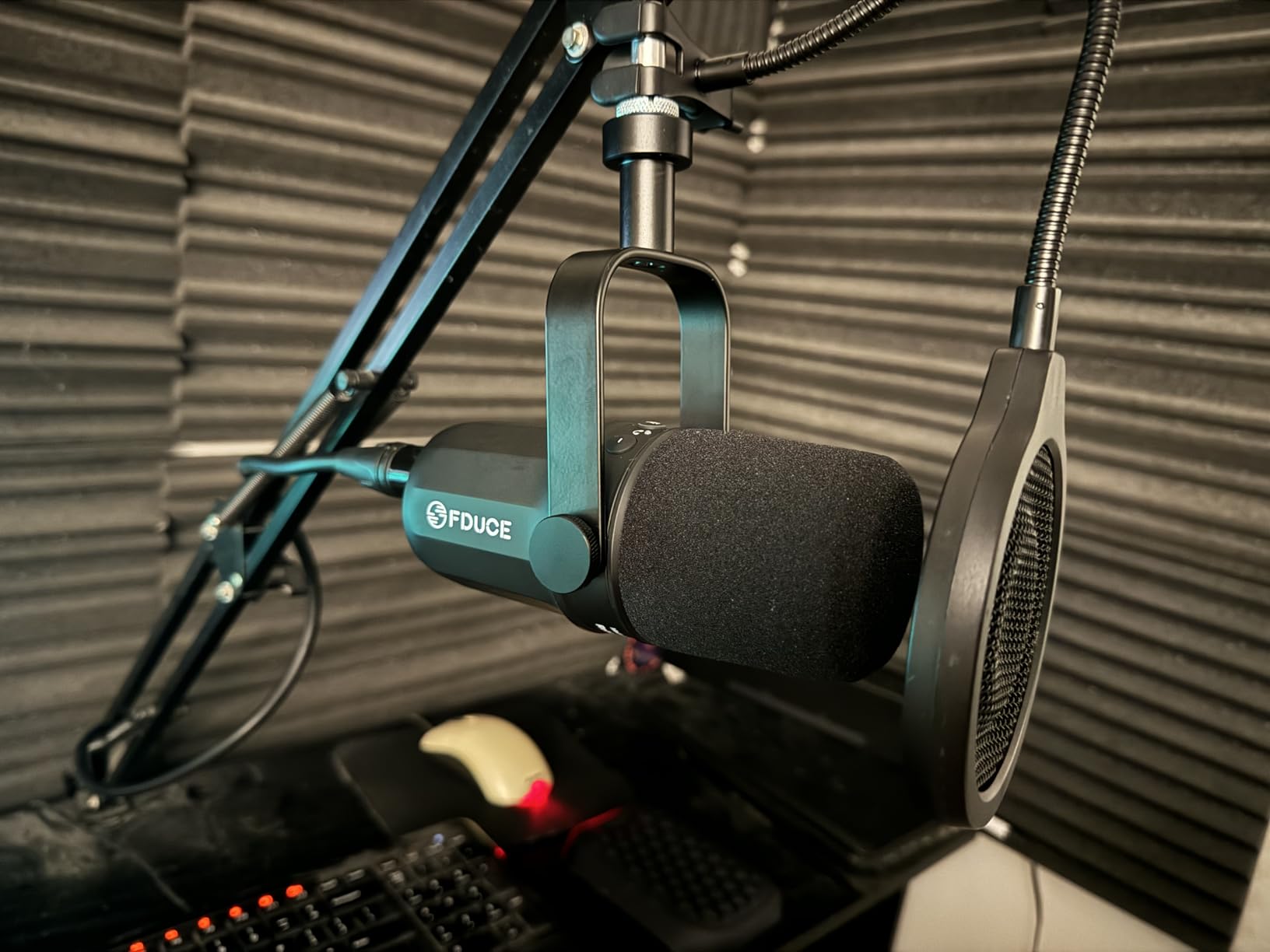 FDUCE SL40 USB/XLR Dynamic Microphone for Podcasting, Gaming, Live Streaming and Recording, Built-in Headphone Output, LED Mute Button, All Metal, Voice Isolation Technology customer photo 2