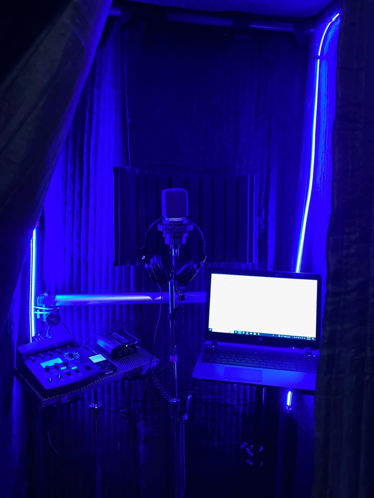 Portable Vocal Booth for Recording, Portable Recording Booth for Home Studio, Acoustic Treatment to Reduce Echo, Sound Isolation Booth, 5-Min Assembly w/Travel Bag, Lights, Phone Holder (2026 Update) customer photo 1