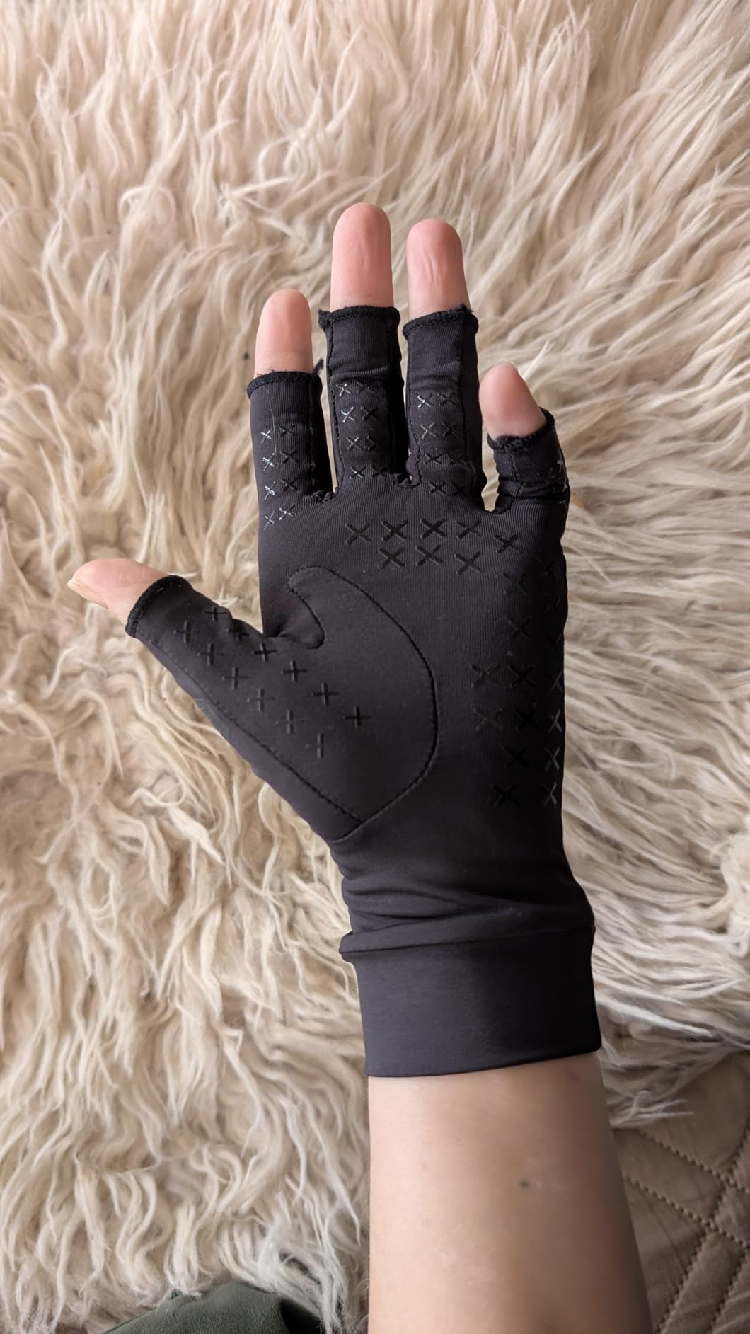 FREETOO Copper Arthritis Gloves for Carpal Tunnel Pain Relief, Strengthen Compression Gloves to Alleviate Hand Pains,Swelling, Fingerless Computer Typing Gloves for Rheumatoid, Tendonitis Women/Men-M customer photo 1