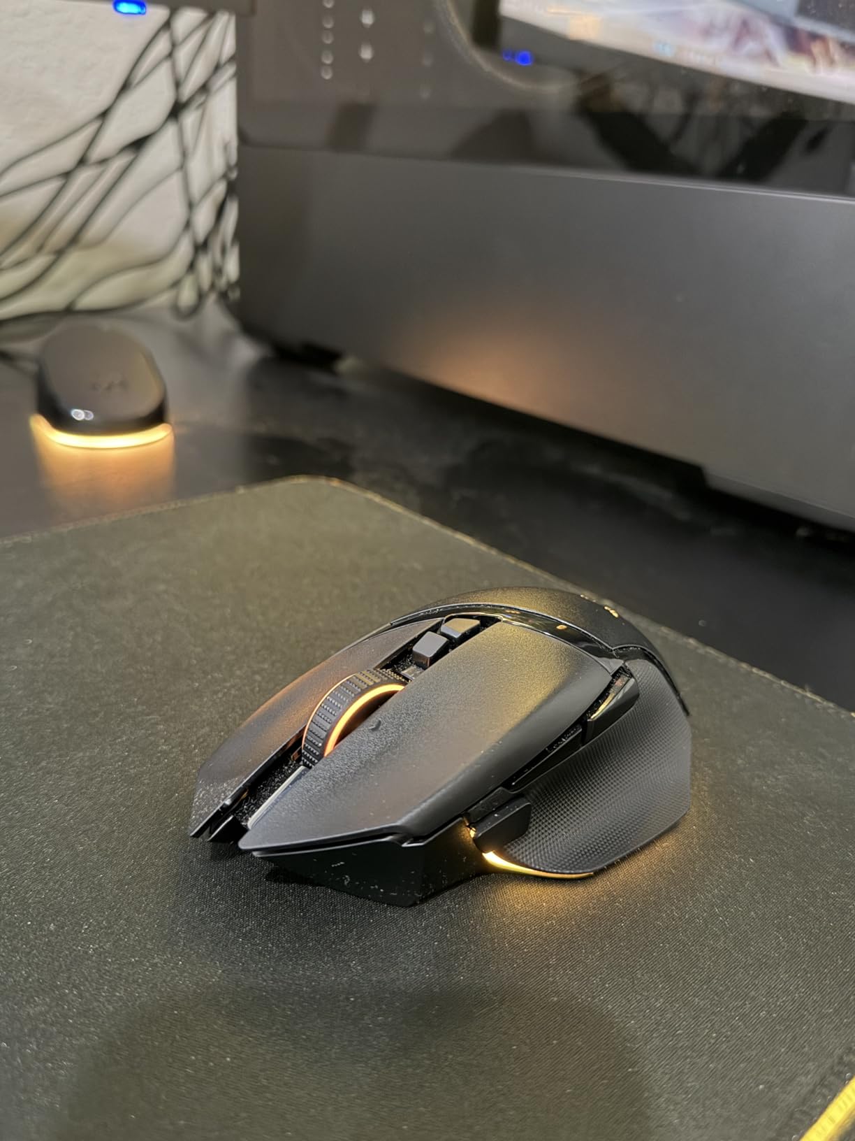 Razer Basilisk V3 Pro Wireless Gaming Mouse - HyperScroll Tilt Wheel - 30K DPI Optical Sensor - Gen-3 Optical Switches - 13-Zone Chroma RGB - 13 Programmable Controls - 3 Connection Modes customer photo 2
