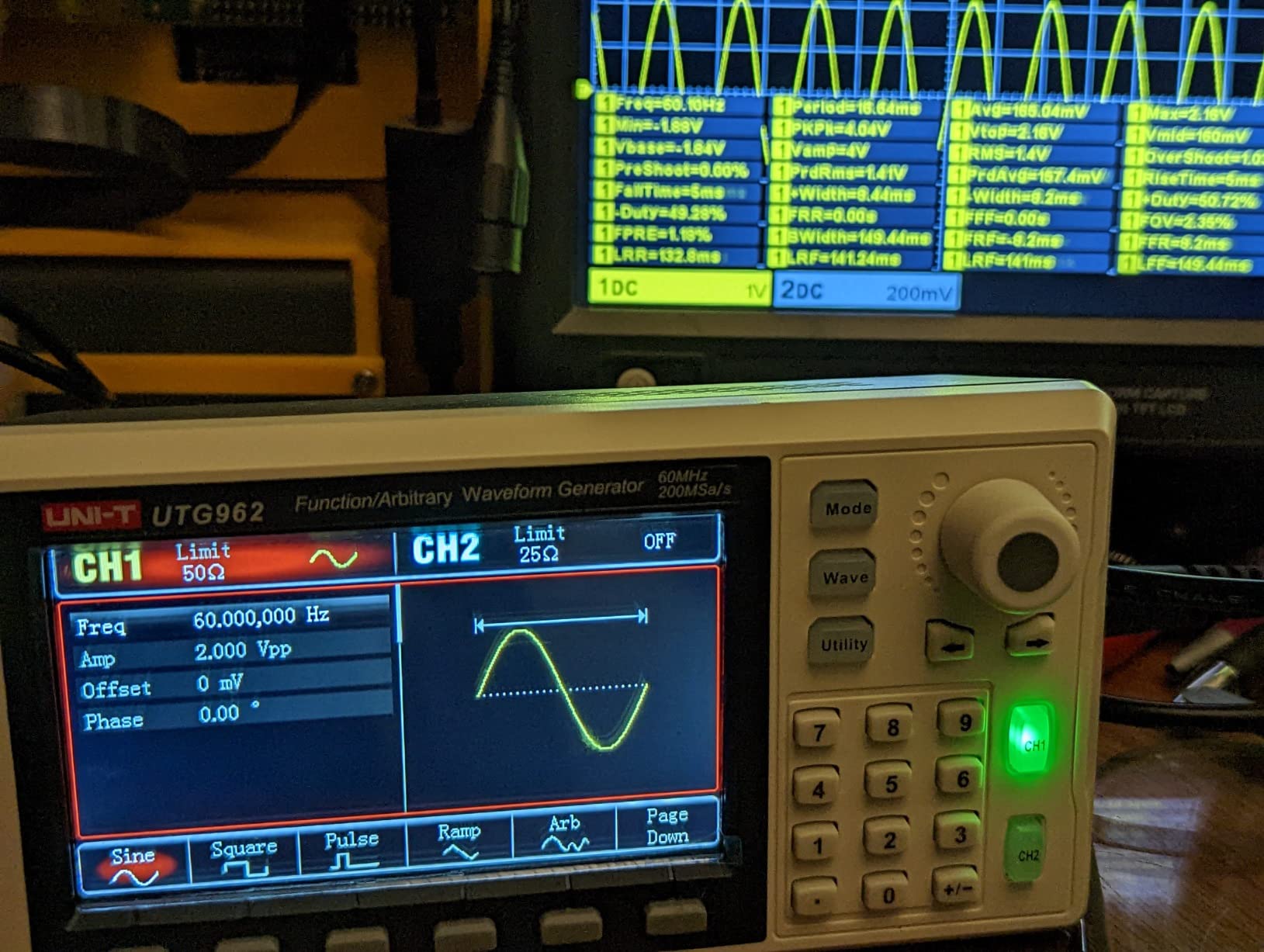 UNI-T UTG962E Arbitrary Waveform Generator Function Generator Kit 60MHz Dual-Channel 200MSa/s 14 Bits Frequency Signal Generator customer photo 2