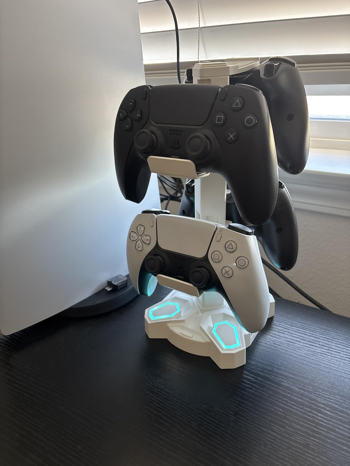 KDD Gaming Headphones Stand, Rotatable Headset Stand with Light Modes - Controller Holder with 2 USB Charging Ports and 3.5mm - Earphone Hanger Accessories for Desktop Gamer(White) customer photo 1