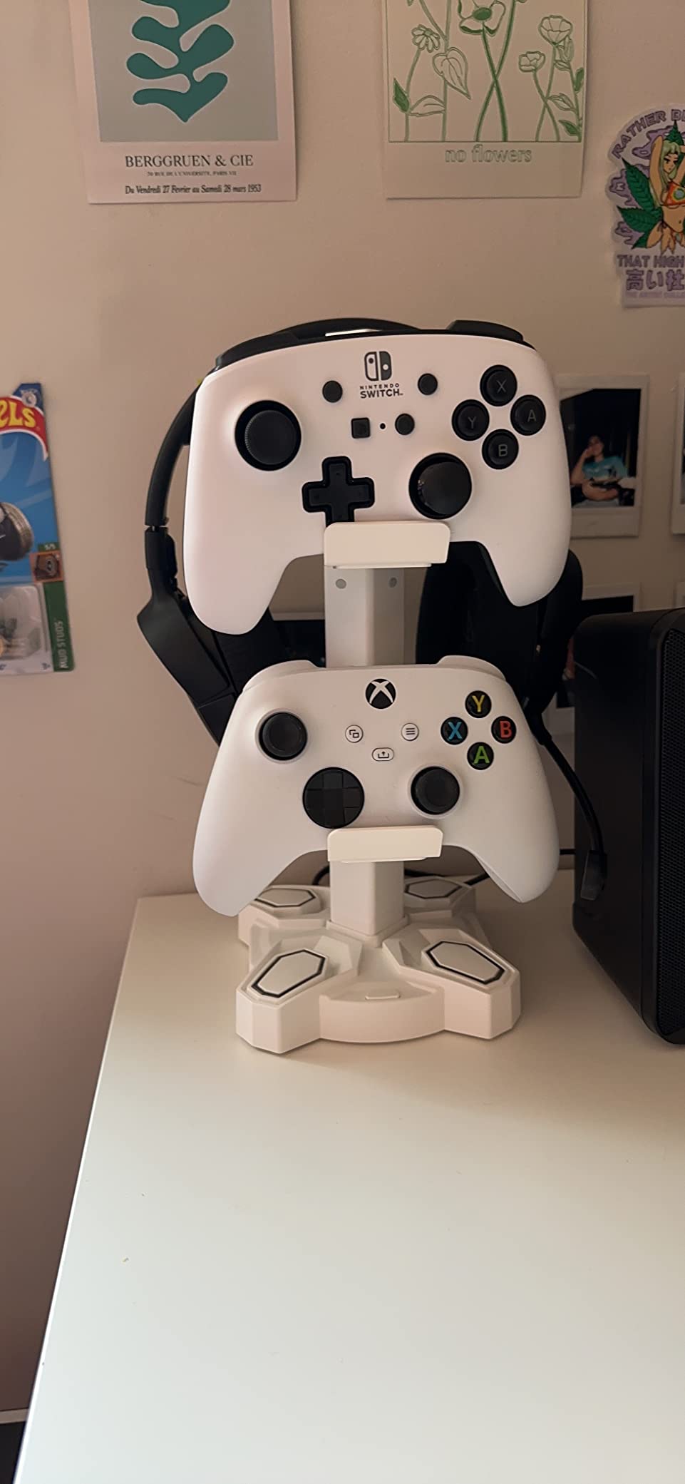 KDD Gaming Headphones Stand, Rotatable Headset Stand with Light Modes - Controller Holder with 2 USB Charging Ports and 3.5mm - Earphone Hanger Accessories for Desktop Gamer(White) customer photo 2