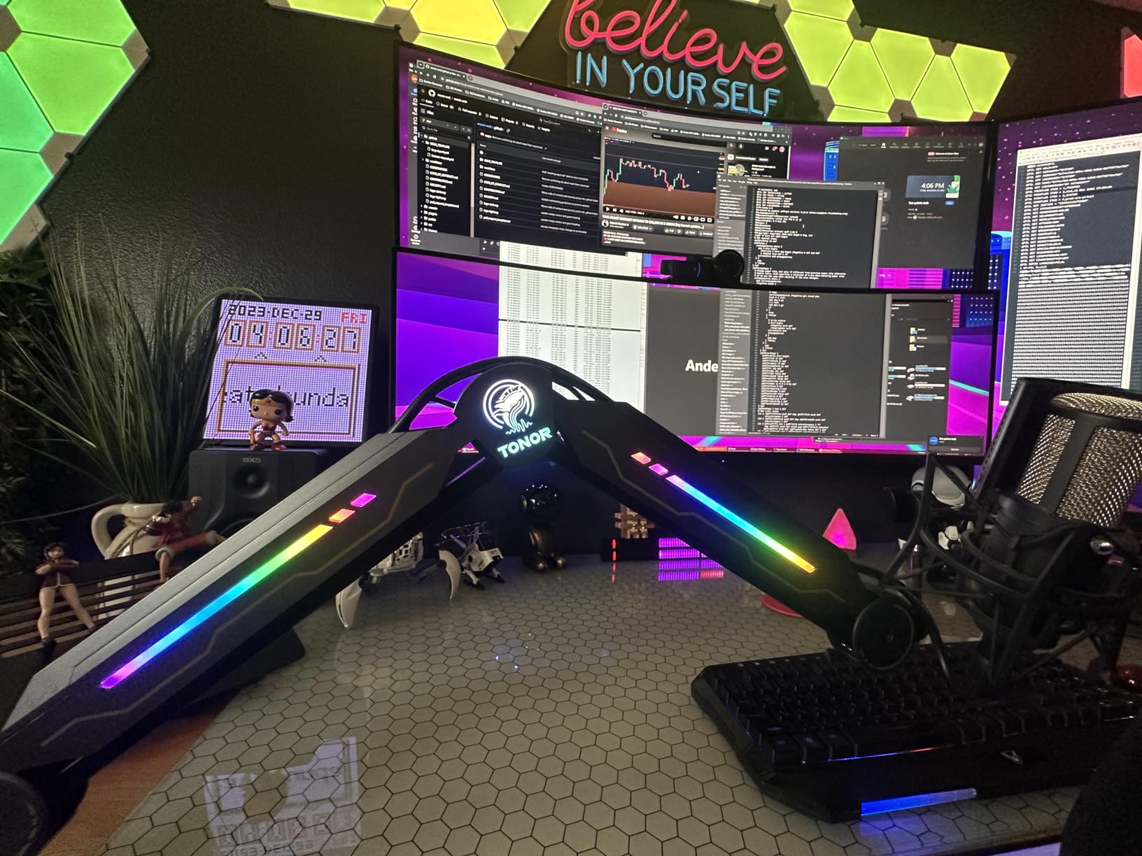 RGB Boom Arm, TONOR Adjustable Mic Stand with RGB Light, 5/8'' Screwadapter, Excellent Compatibility, Rotatable Suspension Boom Scissor Stand for Gaming Streaming Podcasting YouTube Recording T90 customer photo 1