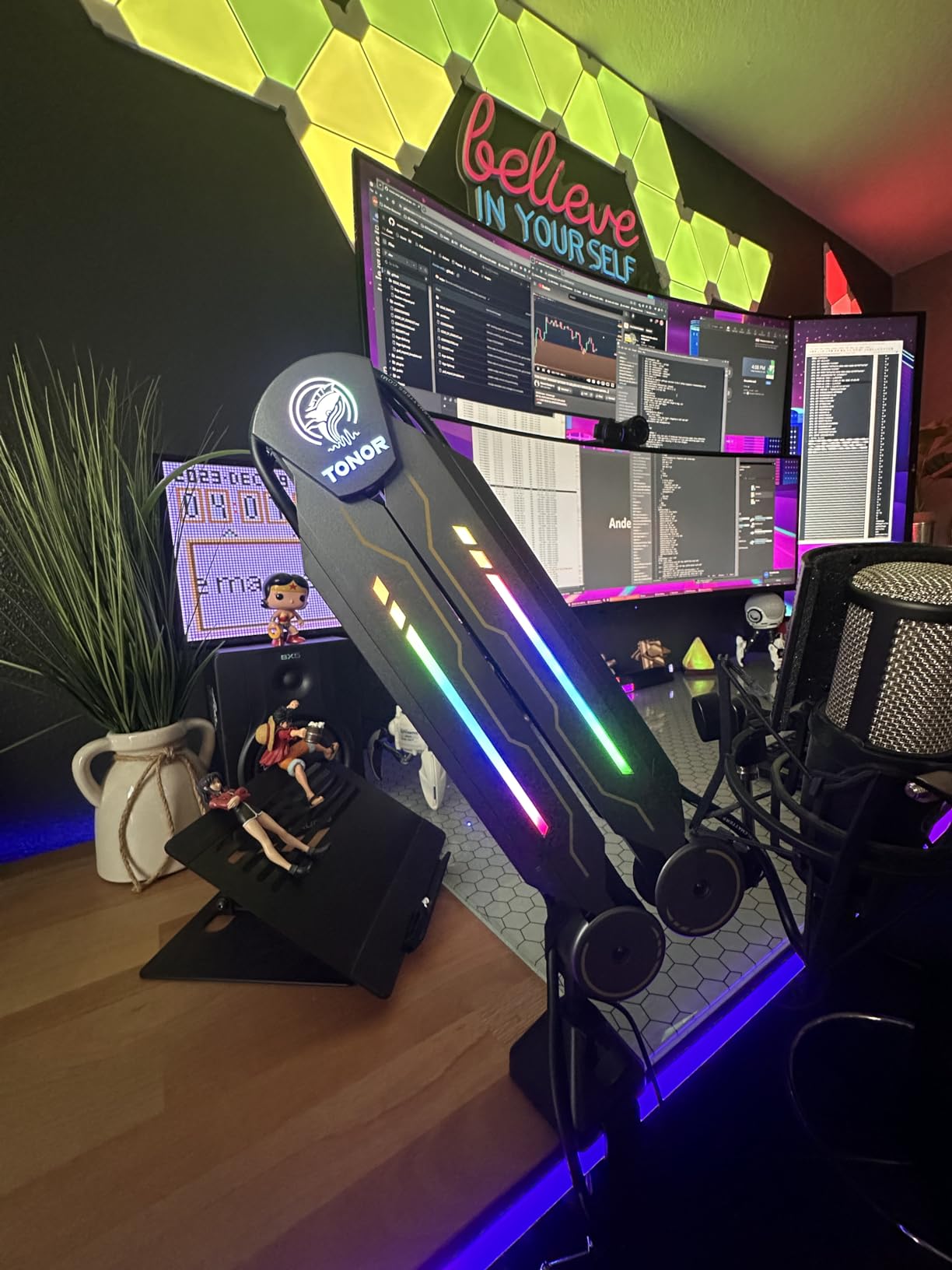 RGB Boom Arm, TONOR Adjustable Mic Stand with RGB Light, 5/8'' Screwadapter, Excellent Compatibility, Rotatable Suspension Boom Scissor Stand for Gaming Streaming Podcasting YouTube Recording T90 customer photo 2