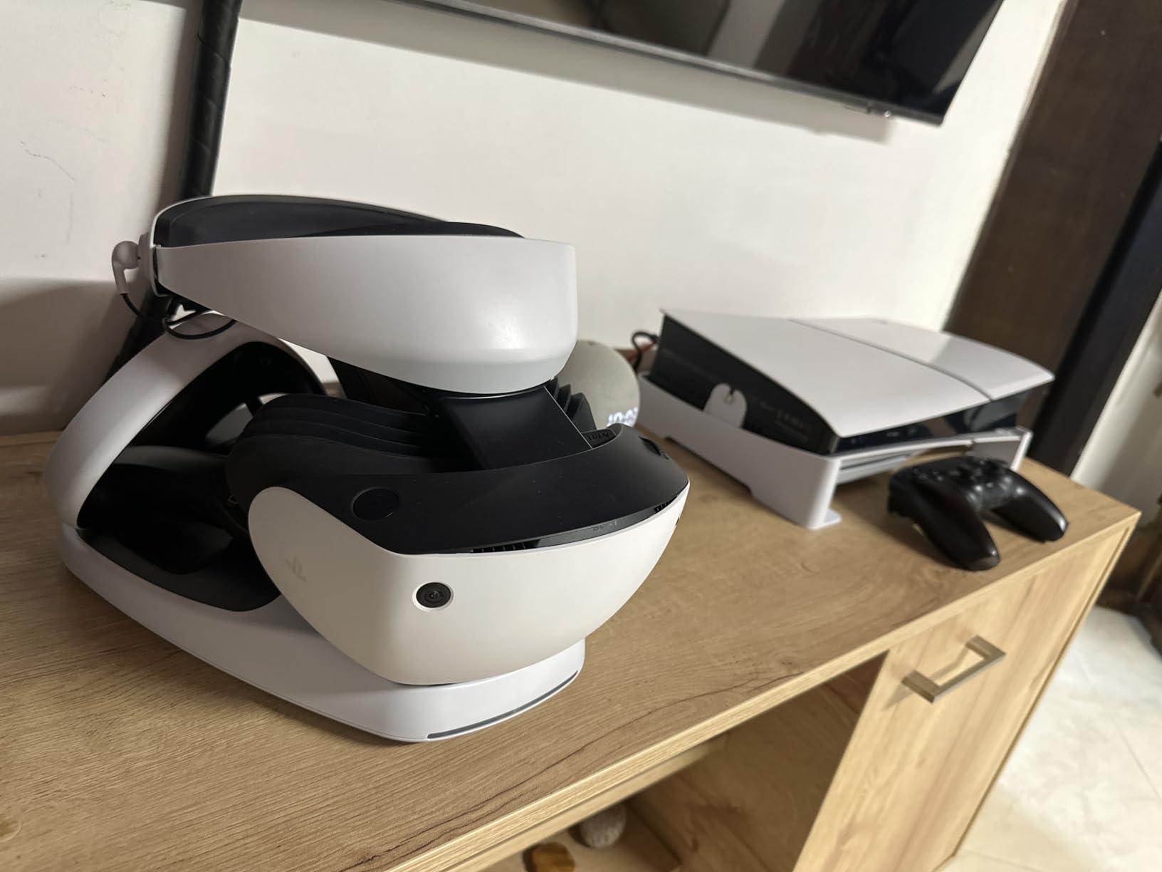 Collective Minds PSVR2 Showcase Premium Charging Station and Display Stand - Fast Charge with Magnetic Adapters, Safe Storage for PS VR2 Headset and Sense Controllers customer photo 1
