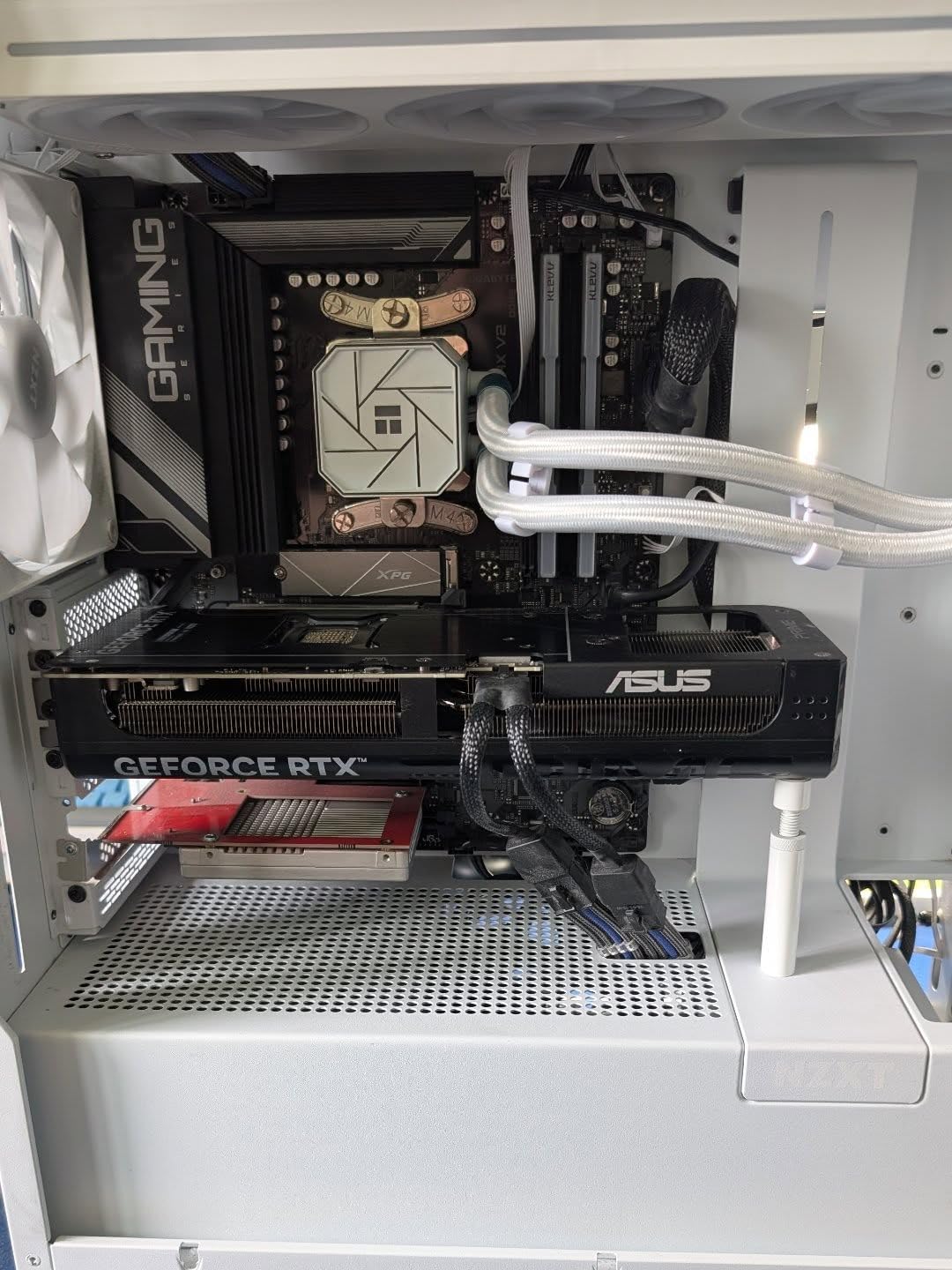 NZXT F120 RGB Core - 120mm Hub Mounted RGB Fan - 8 Individually Controllable LEDs - Semi Transparent Fan Blades - Hydrodynamic Bearing - PWM Control - CAM Software - Black customer photo 1