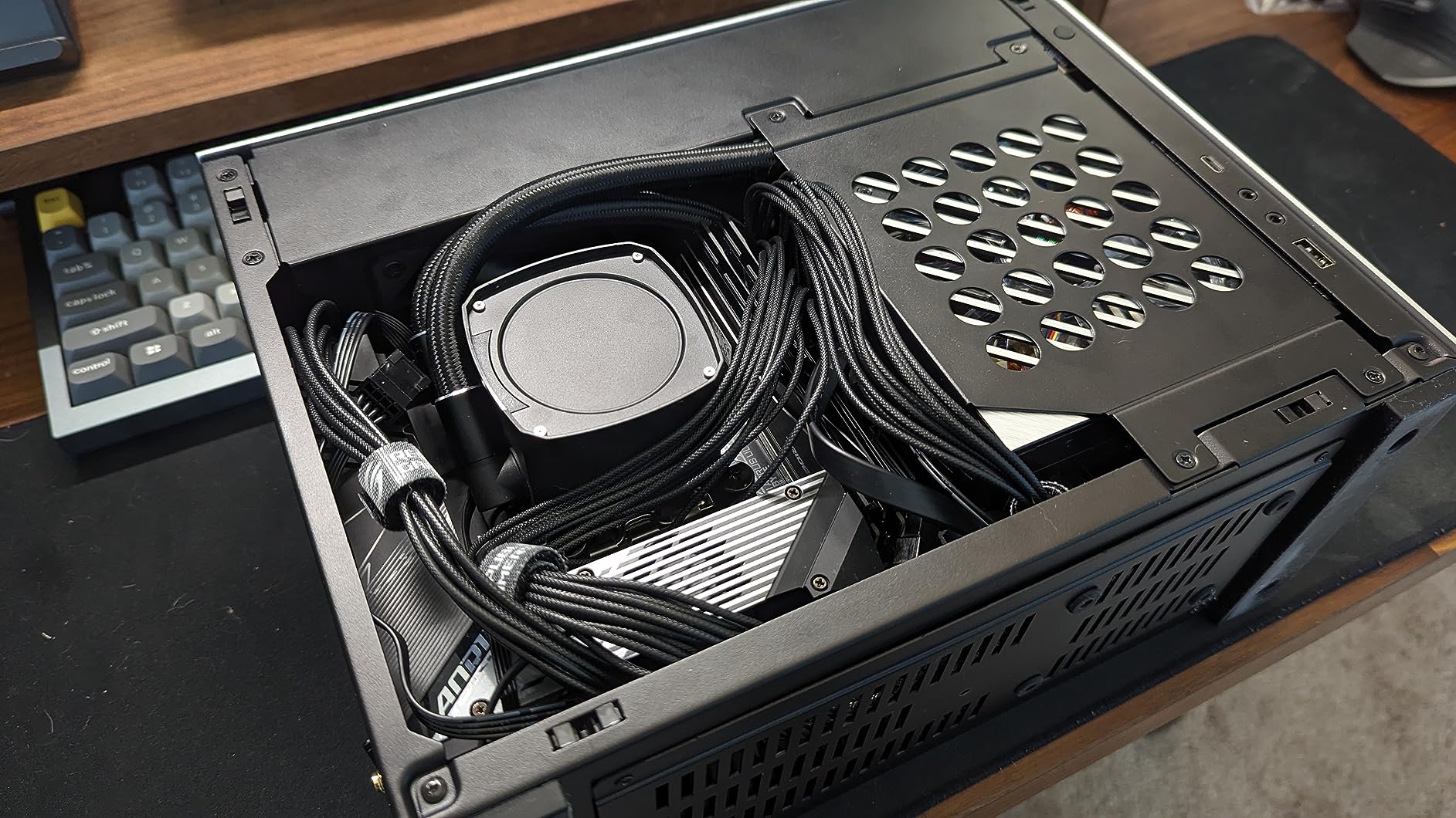 ASUS ROG Loki SFX-L 850W Platinum (Fully Modular Power Supply, 80+ Platinum, Lambda A Certified, 120mm PWM ARGB Fan, Aura Sync, ATX 3.0 Compatible, PCIe 5.0 Ready, 10 Year Warranty) customer photo 2
