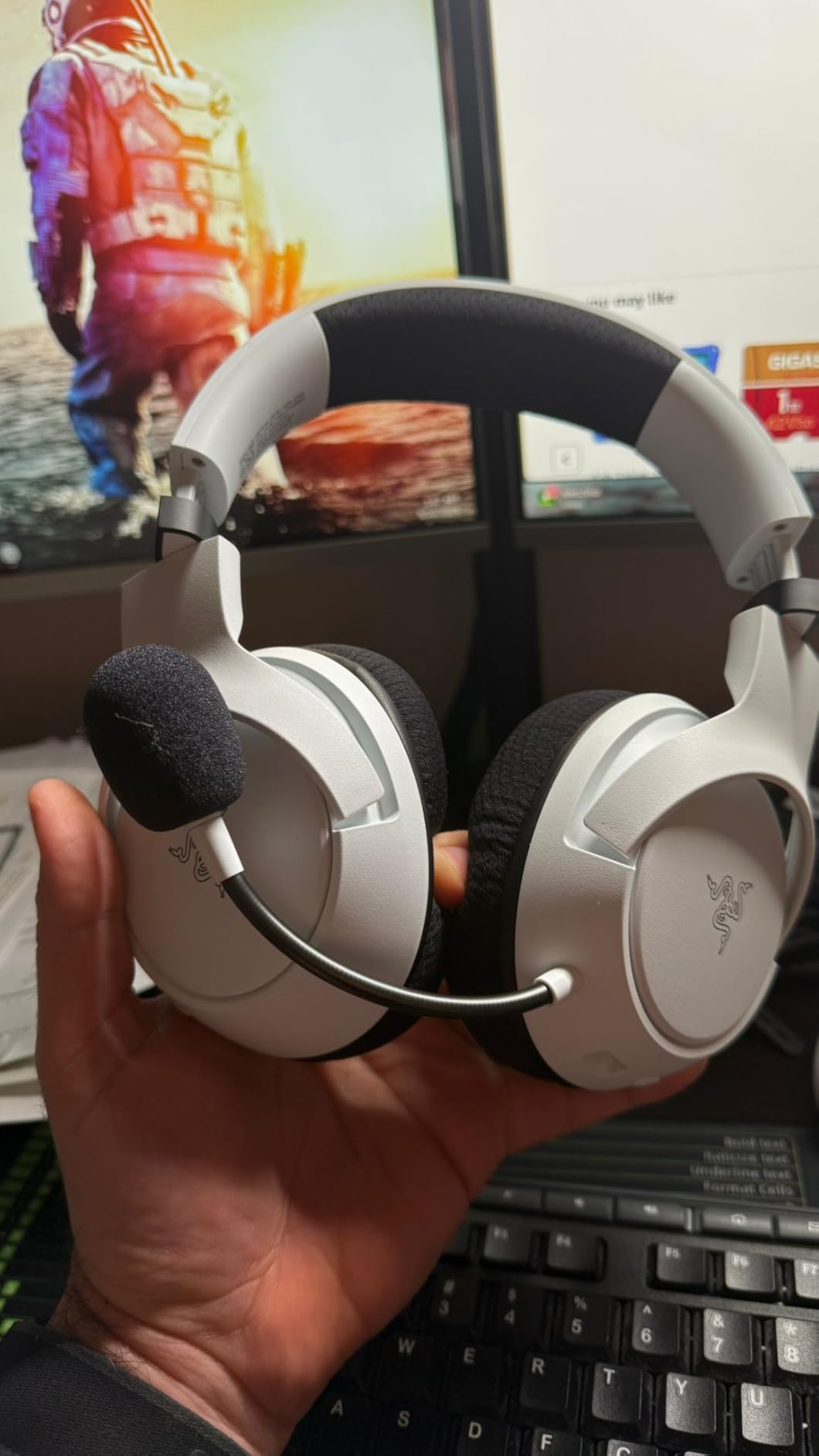 Razer Kaira HyperSpeed Wireless Gaming Headset for Xbox Series X|S, Xbox One, PC: TriForce 50mm Drivers - HyperClear Cardioid Mic - Low Latency Bluetooth - Up to 30 Hour Battery Life - White customer photo 1
