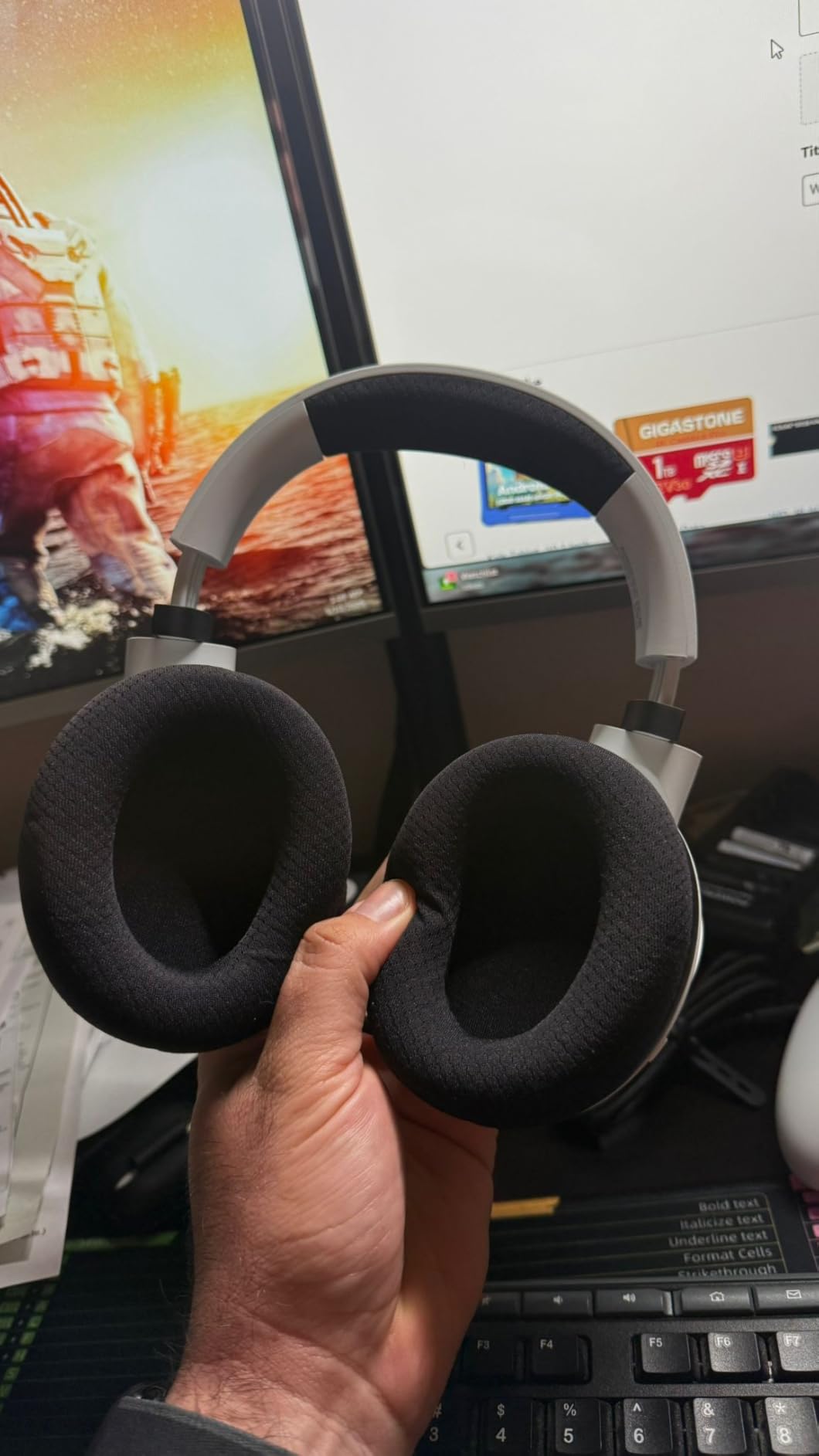 Razer Kaira HyperSpeed Wireless Gaming Headset for Xbox Series X|S, Xbox One, PC: TriForce 50mm Drivers - HyperClear Cardioid Mic - Low Latency Bluetooth - Up to 30 Hour Battery Life - White customer photo 2