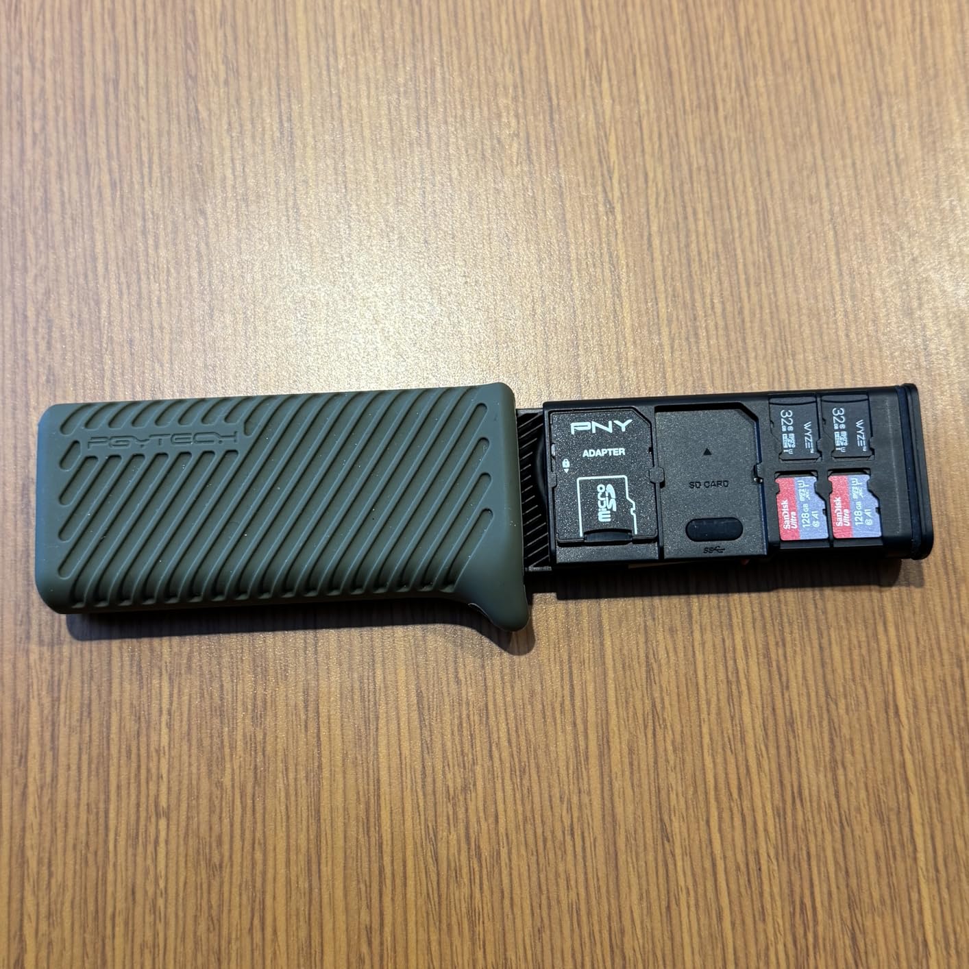 PGYTECH CreateMate High-Speed 2-in-1 SD Card Reader Adapter USB 3.1 Type-C UHS-Ⅱ SD 4.0/Micro SD Card Reader & Holder for Cameras, Smartphones, Drones, Action Cameras (Black, for SD/Micro SD) customer photo 2