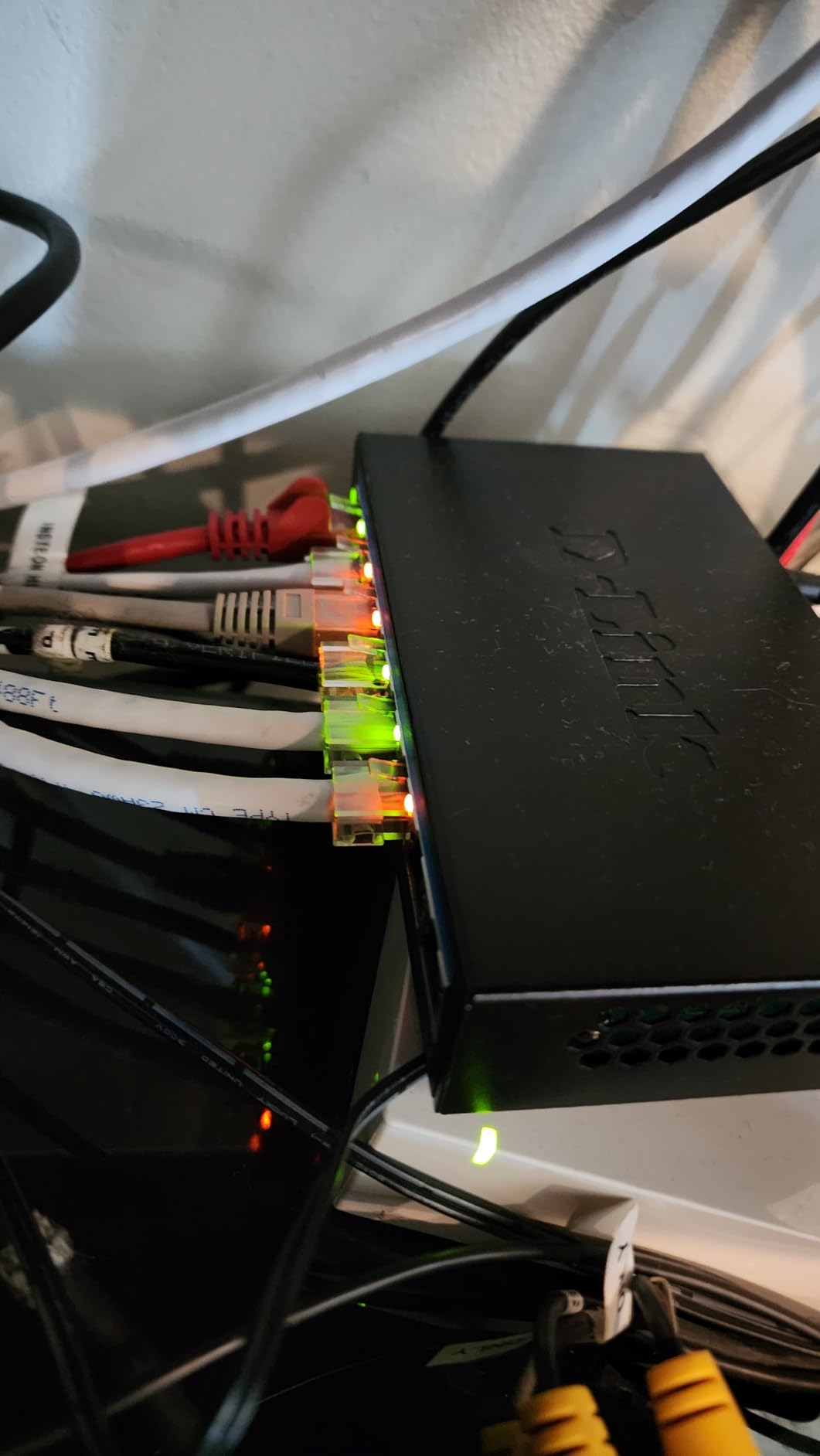 D-Link 5-Port 2.5GB Unmanaged Gaming Switch with 5 x 2.5G - Multi-Gig, Network, Fanless, Plug & Play (DMS-105),Black customer photo 2
