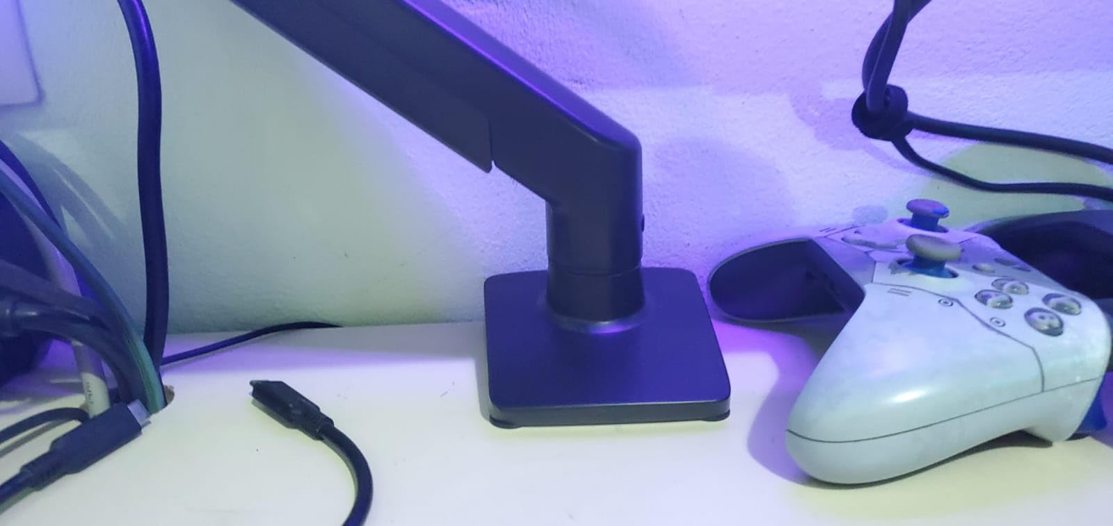 ErGear Single Monitor Arm for 13-36 inch Screens, Adjustable Gas Spring Monitor Mount Holds up to 22 lbs, Computer Monitor Stand with VESA Mount, C-Clamp & Grommet Base, Max VESA 100x100mm customer photo 2