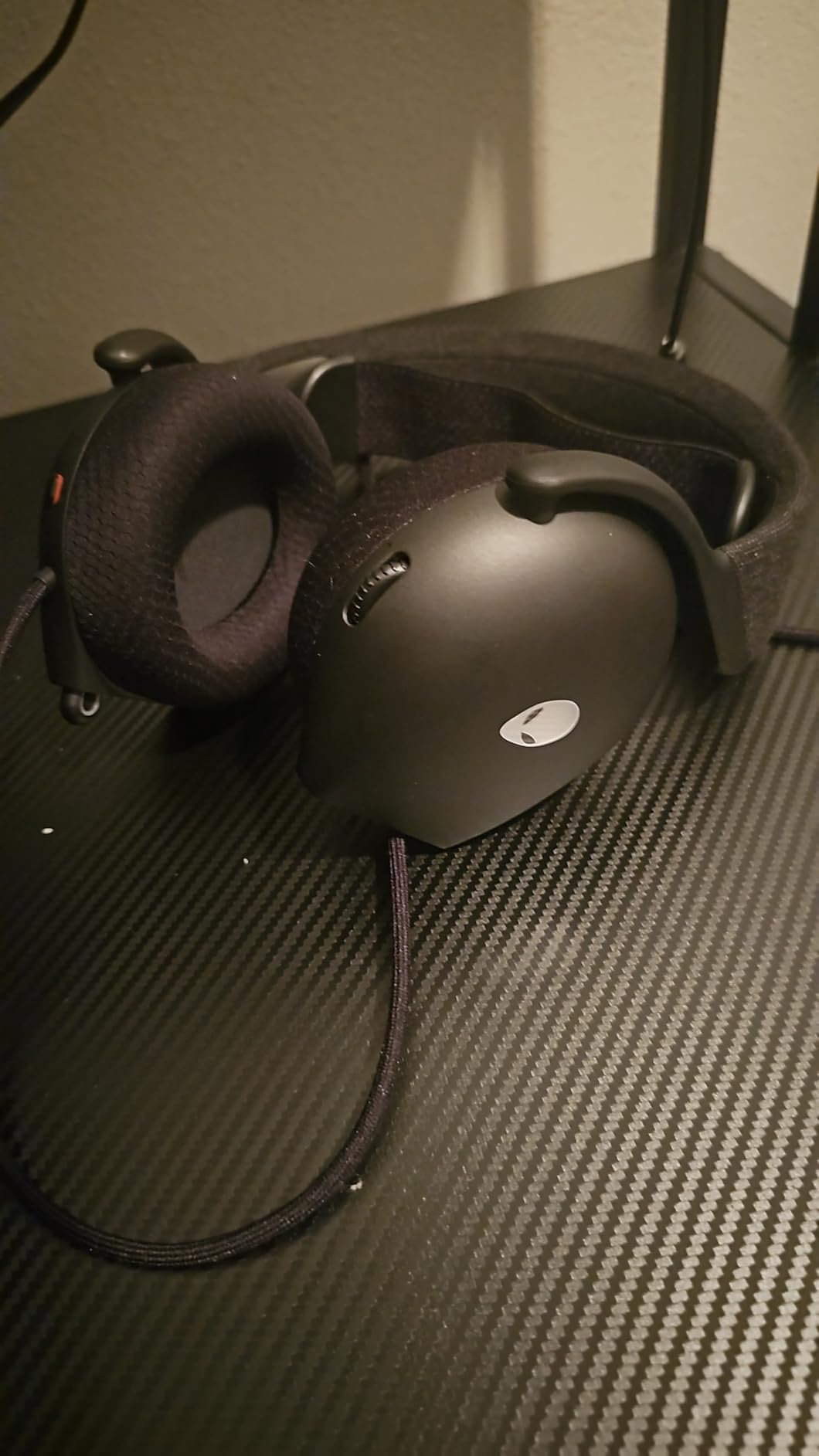 Alienware AW520H Wired Gaming Headset - Dolby Atmos, Unidirectional, AlienFX 16.8 Million RGB Colors, Microphone Mute, Volume On-headset Controls, 40mm Hi-Res Certified - Dark Side of the Moon customer photo 1