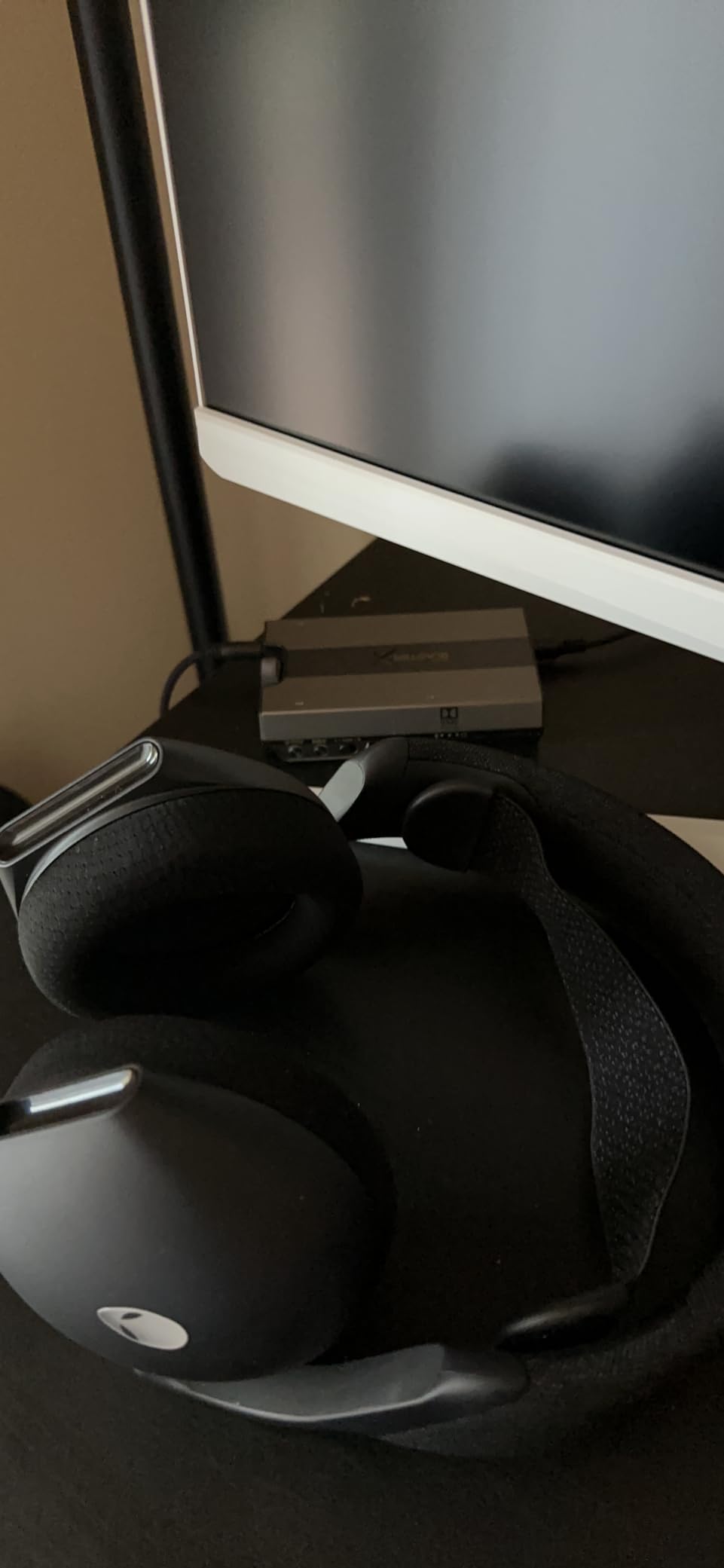 Alienware AW520H Wired Gaming Headset - Dolby Atmos, Unidirectional, AlienFX 16.8 Million RGB Colors, Microphone Mute, Volume On-headset Controls, 40mm Hi-Res Certified - Dark Side of the Moon customer photo 2