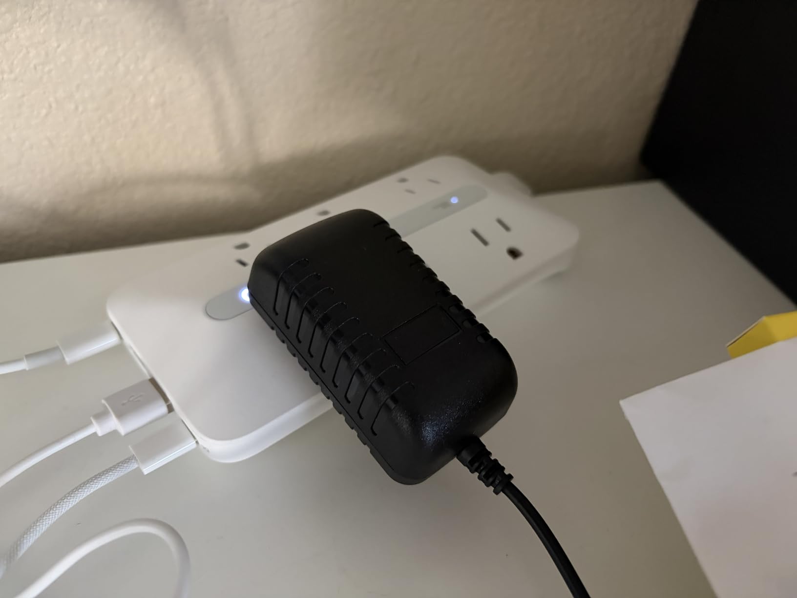 Anker Power Strip with 300J Surge Protector, Flat Plug Extension Cord with Multiple Outlets, 6 AC, 2 USB A & 2 USB C Ports for 20W, 5ft Outlet Extender, Dorm Room Essentials, Home Office customer photo 2