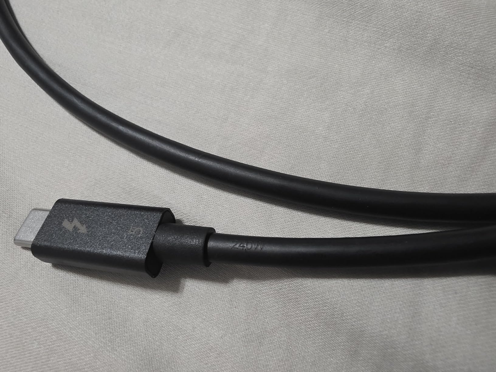 Cable Matters [Intel Certified] 80Gbps Thunderbolt 5 Cable - 1m / 3.3ft, Supports up to 120Gbps Bandwidth Boost and 240W Charging, Compatible with Thunderbolt 4, USB4, and USB C, Black customer photo 1