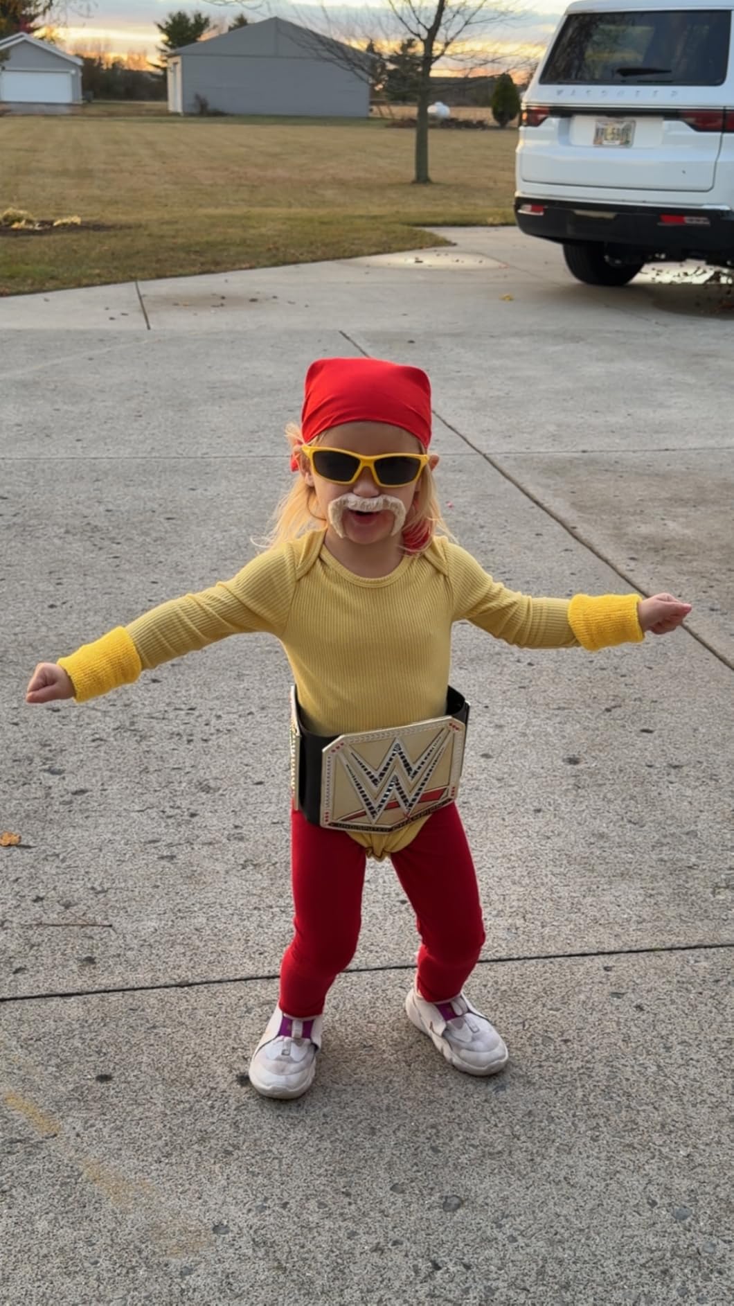 Mattel WWE Championship Title, Undisputed WWE Universal Championship Role-Play & Costume Accessory, Wearable Leather-like Belt 3+ Feet customer photo 1