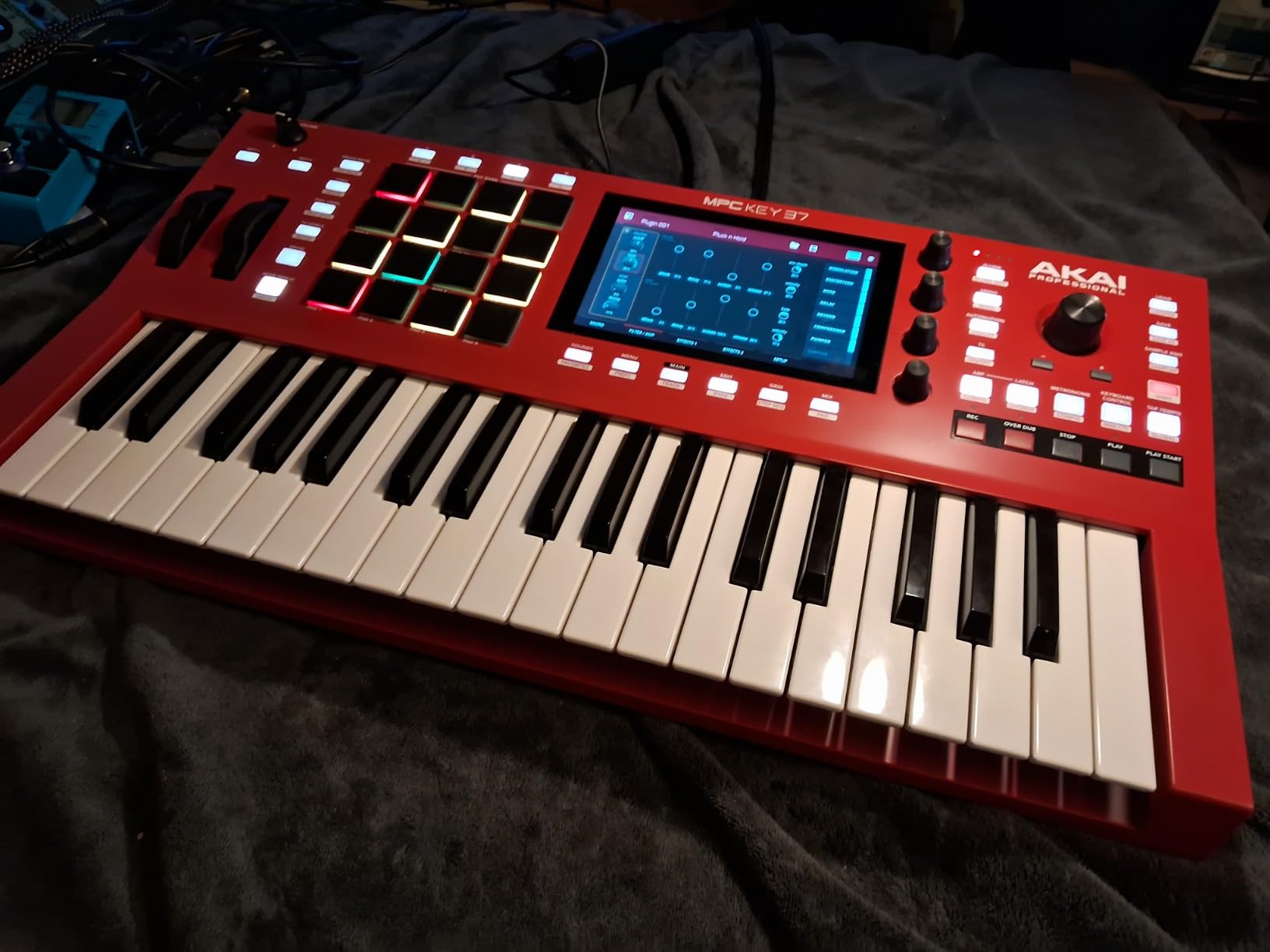 MPC Key 37 Standalone Production Synthesizer, Drum Machine, MIDI Keyboard, with Wi-Fi, Bluetooth, Touchscreen, Plug-ins, and Native Instruments Integration customer photo 2