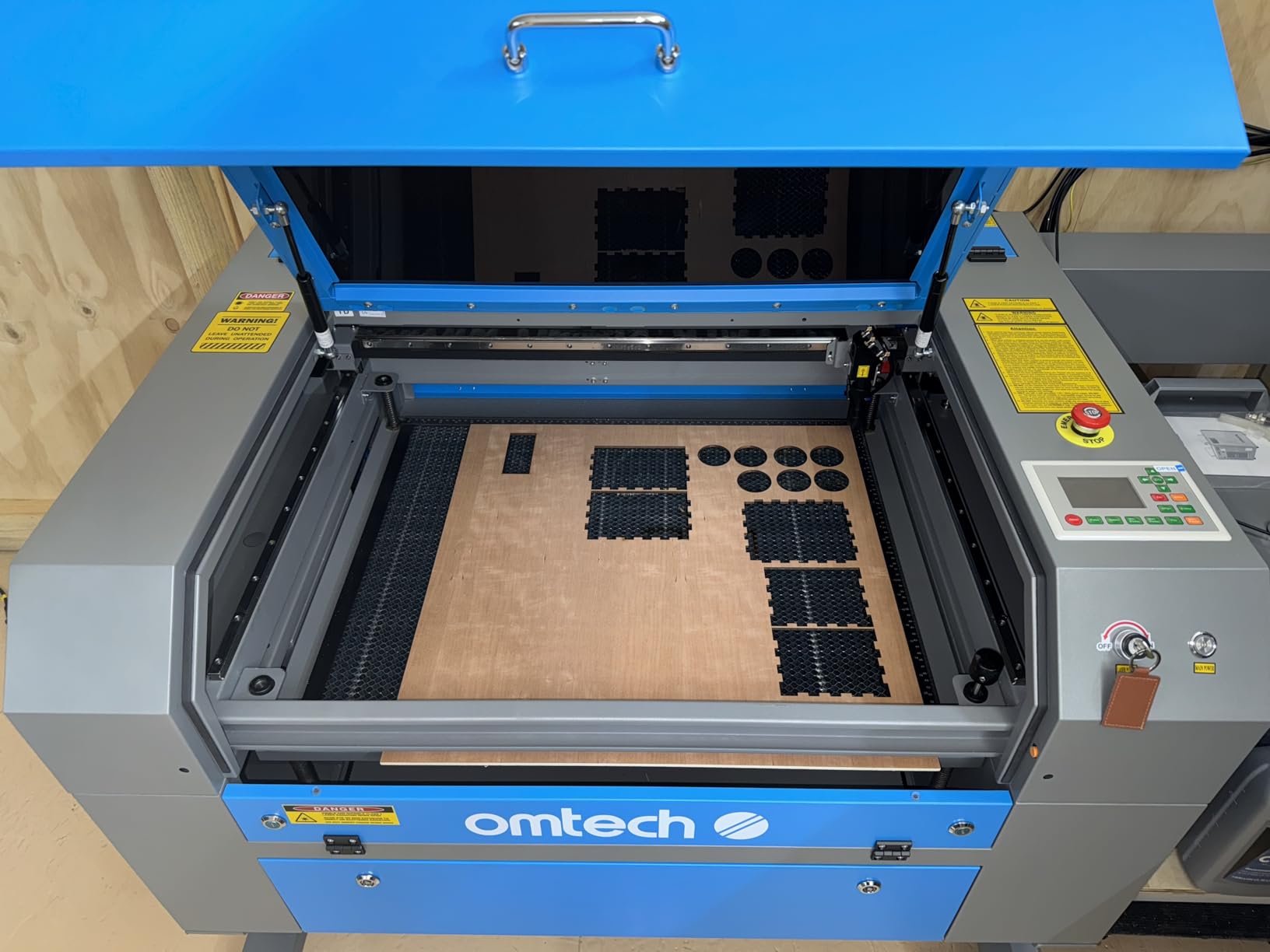OMTech 100W CO2 Laser Engraver with 4 Way Pass Through Air Assist, 20x28 Inch Laser Engraving Machine Water Pump Wheels, Industrial Laser Cutter Cutting Etching Machine for Wood Glass Acrylic More customer photo 1