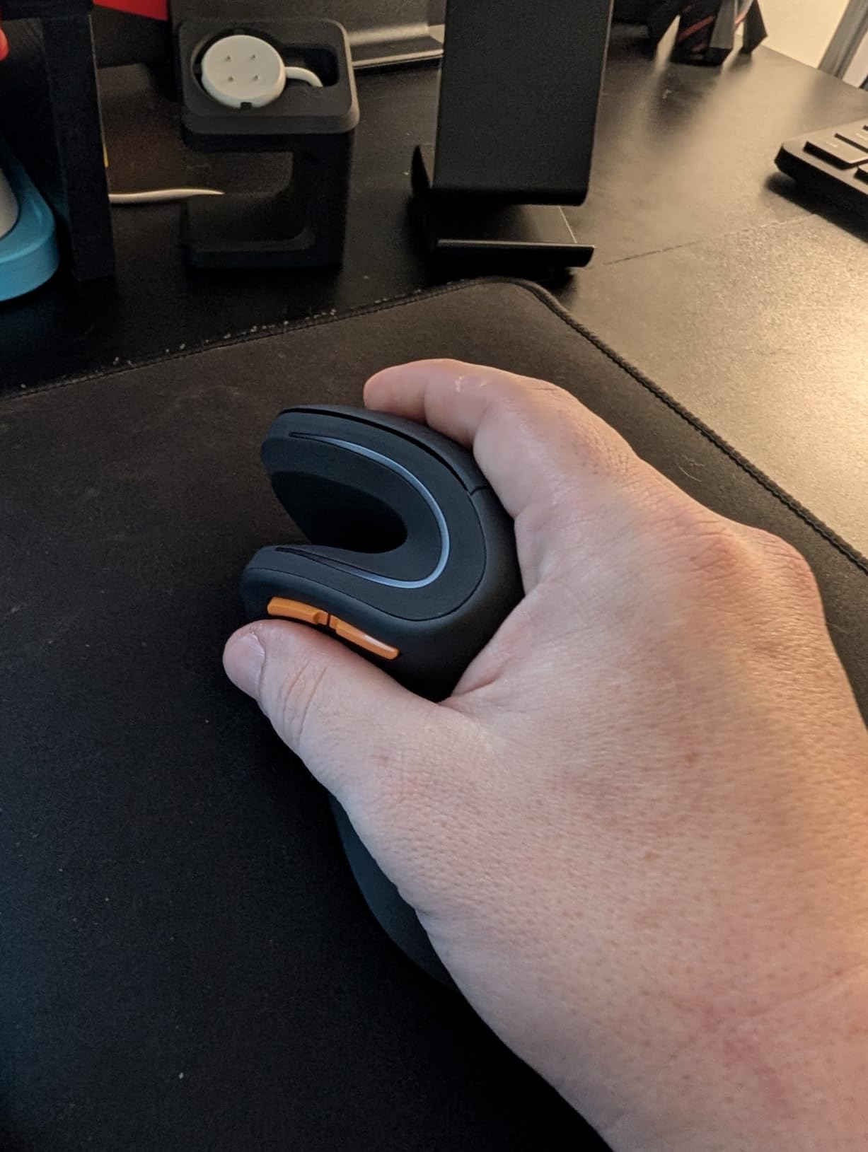 ProtoArc Ergonomic Mouse, EM11 NL Bluetooth Rechargeable Wireless Vertical Mouse, 3 Multi-Device Connectivity for Computer/PC/Laptop, 2.4GHz USB-A Optical Mice for Windows, Mac OS, Black customer photo 2