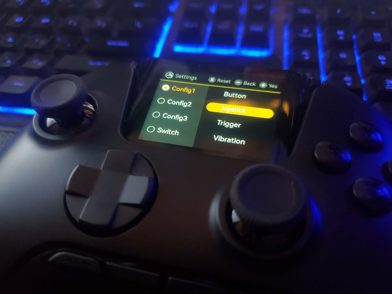 ManbaOne Interactive Screen Wireless Gaming Controller for PC/Switch/Switch 2/iOS/Android, Hall Effect Stick & Trigger, RGB Lighting, Remappable Buttons, 1800mAh with Charging Dock (White) customer photo 2