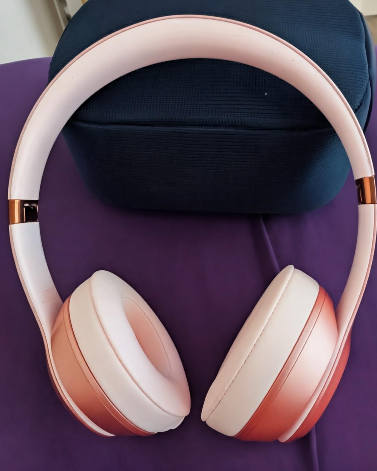 Beats Solo 4 - Wireless On-Ear Bluetooth Headphones, Up to 50-Hour Battery Life, Ultra-Lightweight Comfort, Powerful and Balanced Sound, Apple & Android Compatible - Matte Black customer photo 2