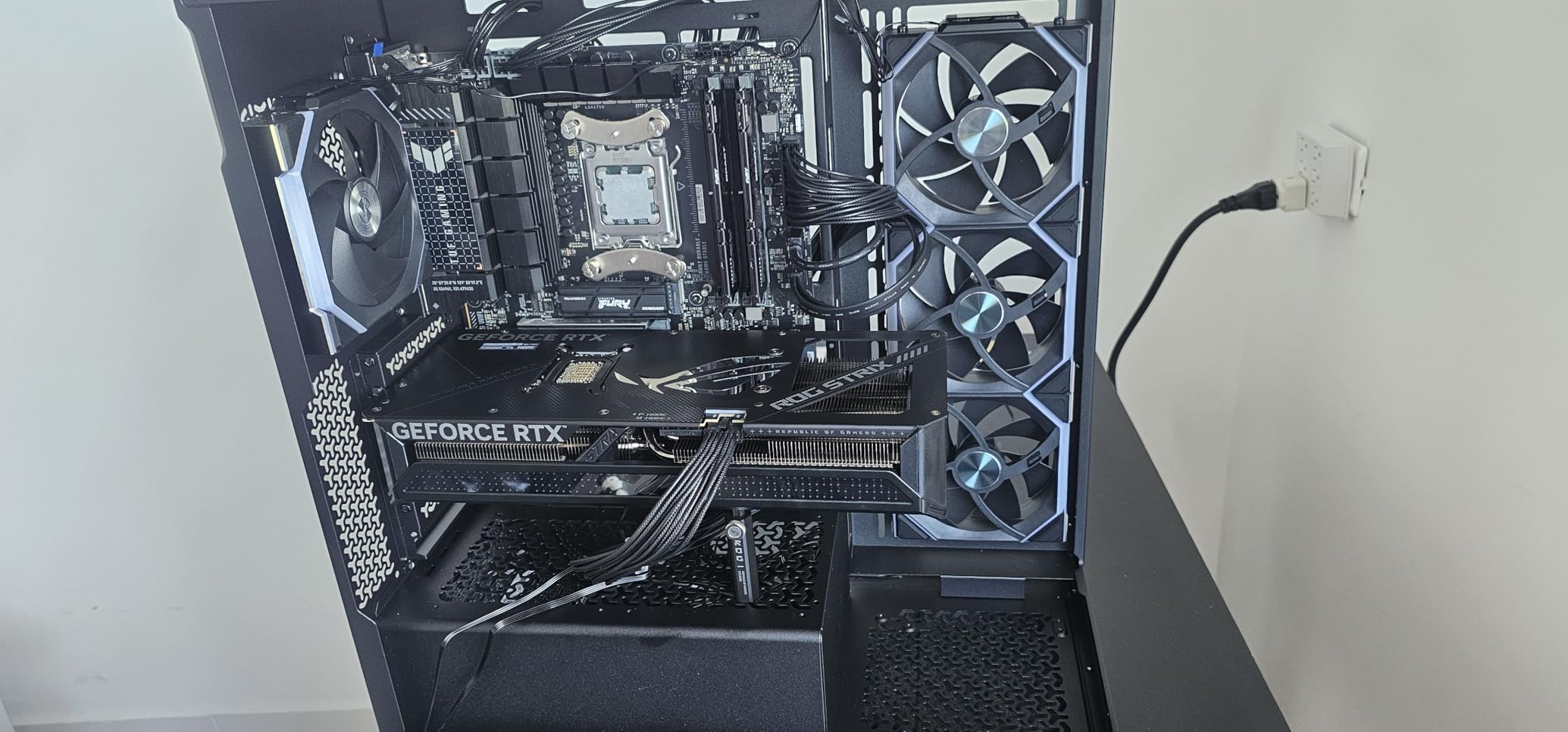 CORSAIR 3500X Mid-Tower ATX PC Case - Panoramic Tempered Glass - Reverse Connection Motherboard Compatible - No Fans Included - Black customer photo 2