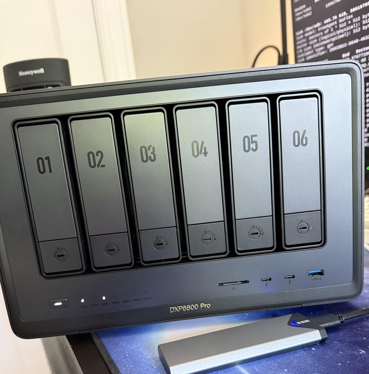 UGREEN NAS DXP6800 Pro 6-Bay Desktop NAS, Intel i5 1235u 10-Core CPU, 8GB DDR5 RAM, Built-in 128G SSD, 2X 10GbE, 2XM.2 NVMe Slots, 8K HDMI, 2XTBT4 (Diskless) customer photo 2