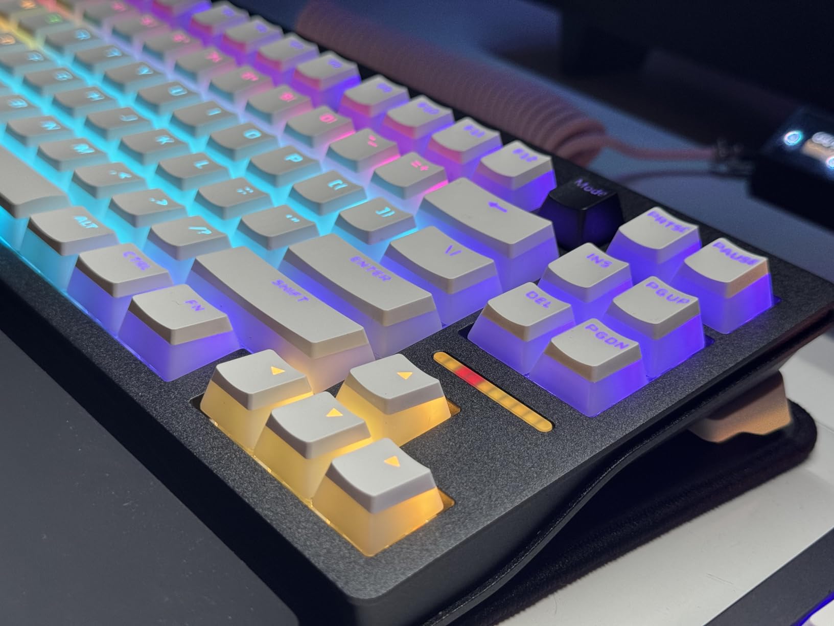 Glorious Gaming Sound Dampening Keyboard Mat - Stitched Edges, Absorbs Keyboard Sounds & Vibrations, Machine Washable, Non-Slip Base, Fits Most Full Size Keybaords, 19.13 x 6.38 x 0.16mm - Black customer photo 1