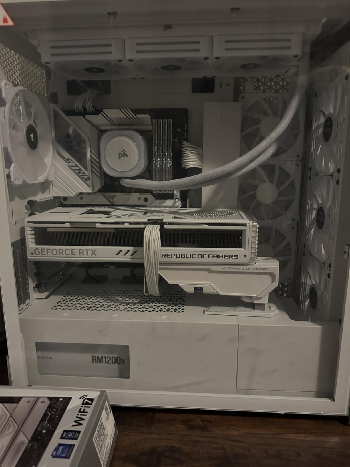 ASUS ROG Herculx Graphics Card Holder White Edition (Tool-Free Design, Included Spirit Level, Solid zinc Alloy, 72-128mm, Aura Sync) customer photo 2