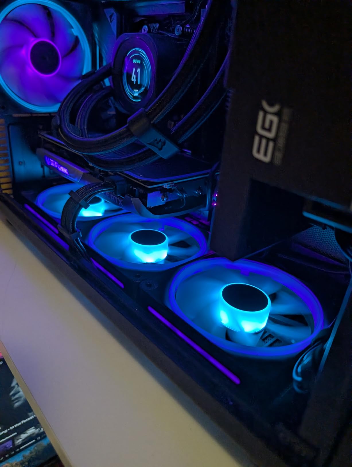 iCUE Link LX120-R RGB 120mm PWM Reverse Fans - Triple Fan Kit - Low-Noise, Magnetic Dome Bearing, Dual Light Loops, CORSAIR QuikTurn Screws, Zero RPM Mode - Black customer photo 2