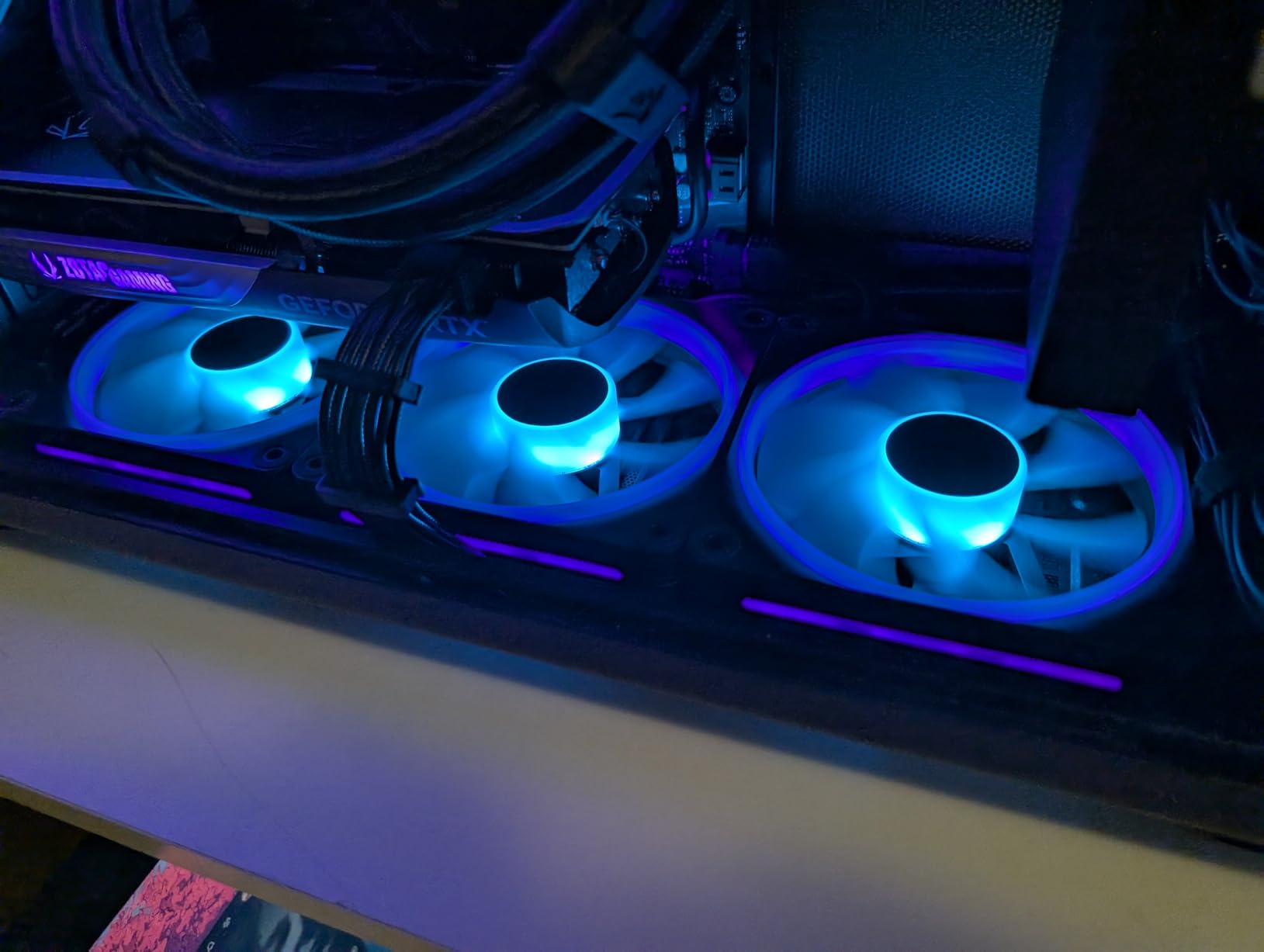 CORSAIR iCUE Link LX120-R RGB 120mm PWM Reverse Fan - Single Fan - Low-Noise, Magnetic Dome Bearing, Dual Light Loops, CORSAIR QuikTurn Screws, Zero RPM Mode - Black customer photo 1