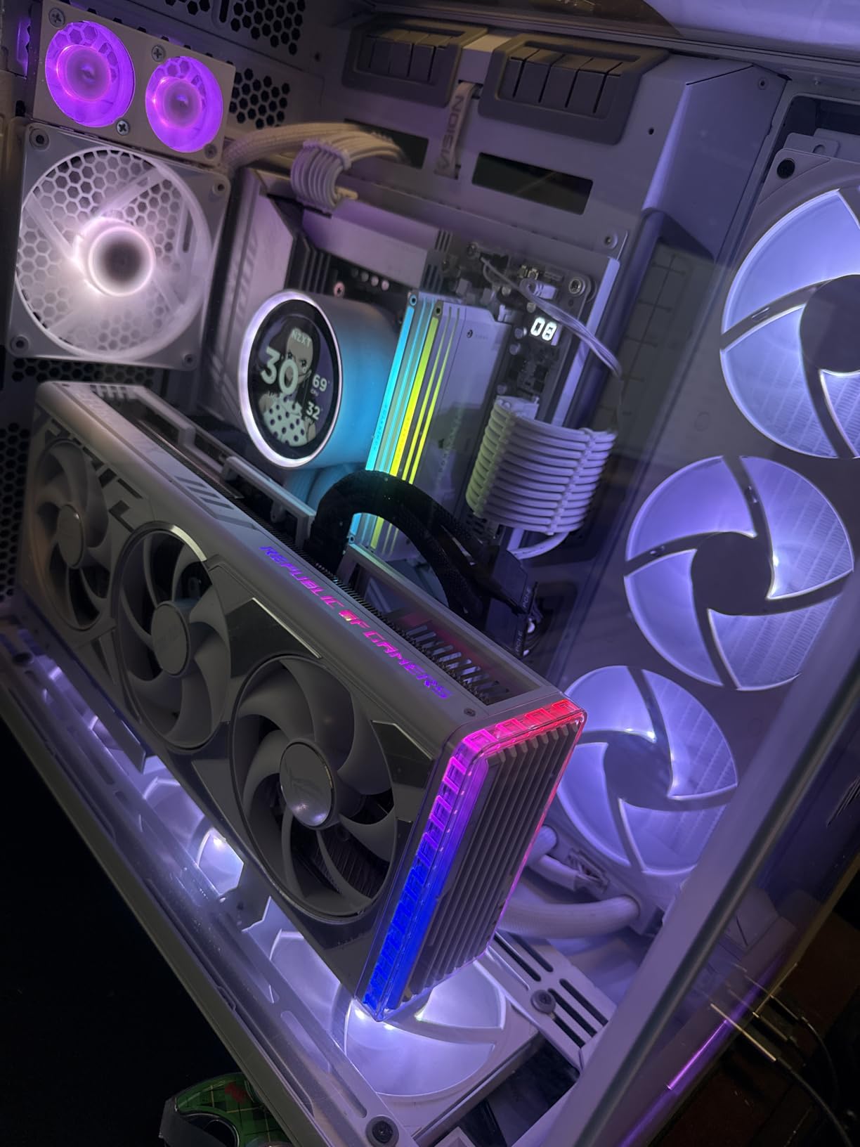 NZXT Control Hub - Digital RGB Lighting and PWM Fan Speed Controller - Control Up to 5 x PWM Fans or 4 x NZXT Single-Frame Fans - Powered by NZXT CAM Software customer photo 2
