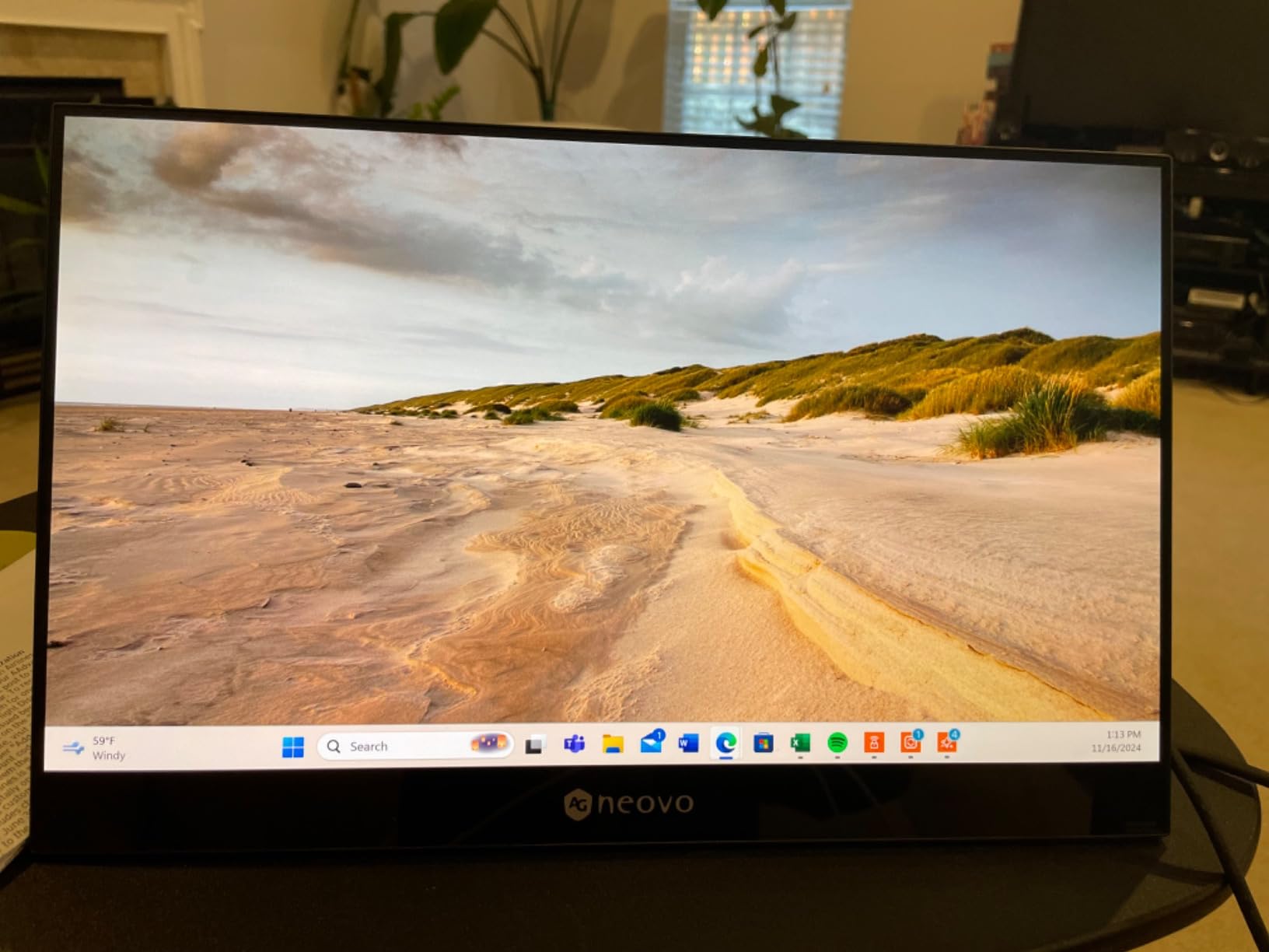 AG Neovo N1651 15.6 Inch OLED Portable Monitor 4K, 3840 ×2160P, Dual USB C, Mini HDMI, 10-bit Colors,100% DCI-P3, 100% sRGB, 400 Nits, 1ms, HDR True Black 400 Ready, Carrying Bag Included customer photo 2
