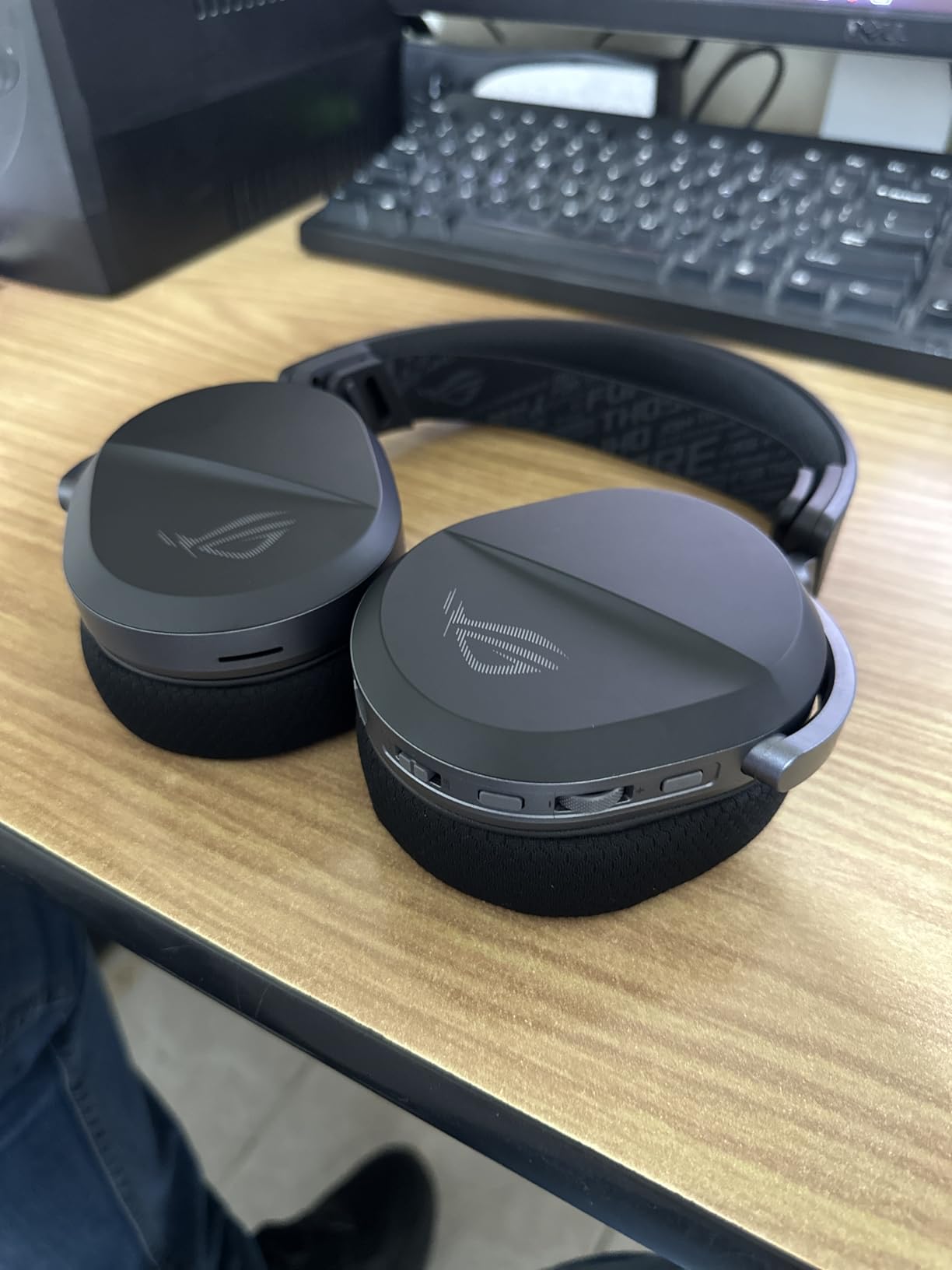 ROG Pelta Wireless Gaming Headset with Detachable Mic - Tri-Mode (BT, 2.4GHz, USB-C) 50mm Titanium-Plated Drivers, 70Hr Battery, Ergonomic, Lightweight, for PC, PS5, PS4, Switch, Mobile - Black customer photo 1