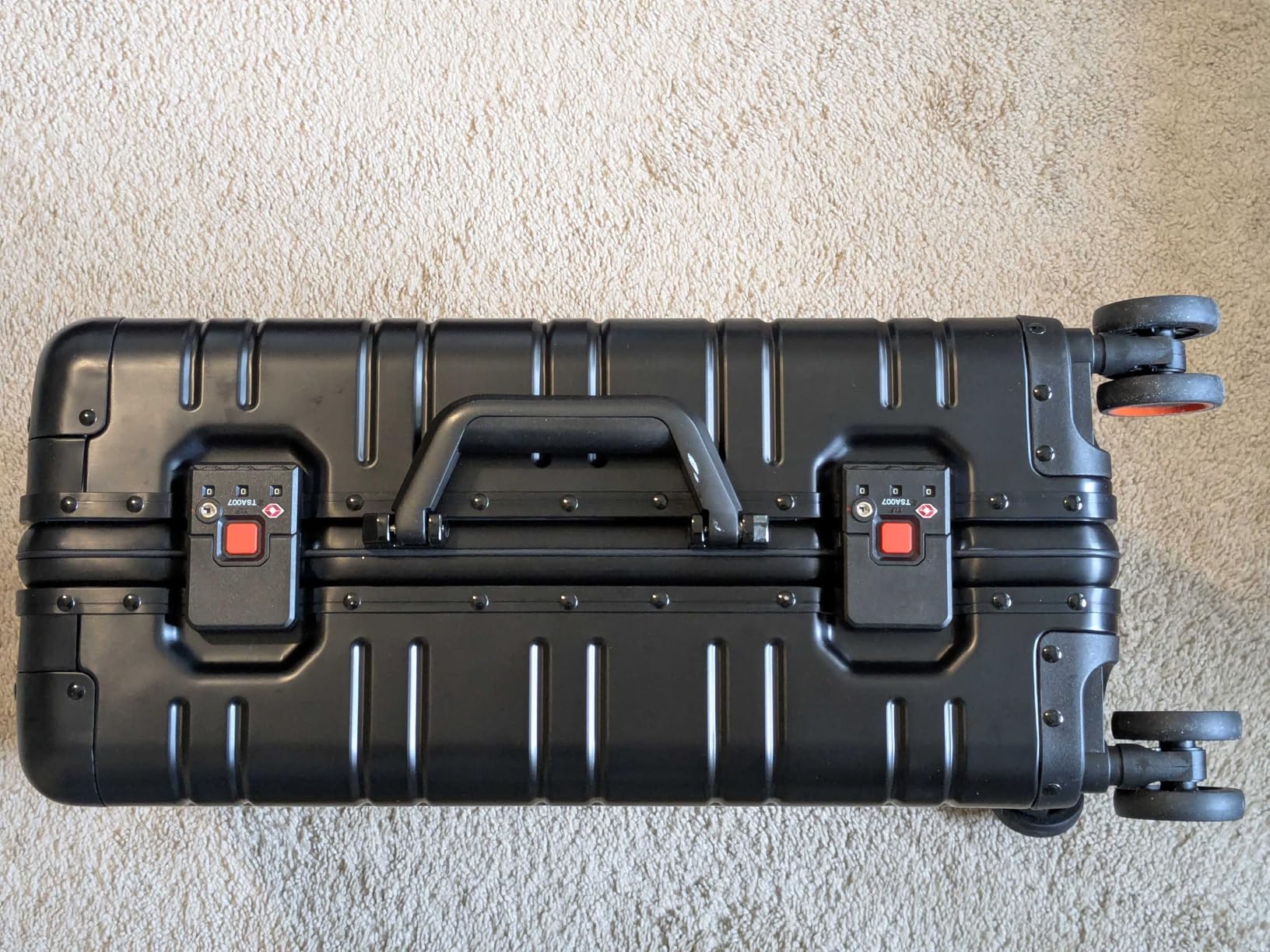 All Aluminum Carry On Luggage 22x14x9 Airline Approved, Zipperless Luggage Premium Aluminum Suitcase Luggage, Hard Shell Carry On Luggage with Spinner Wheels (silver, 20inch) customer photo 2