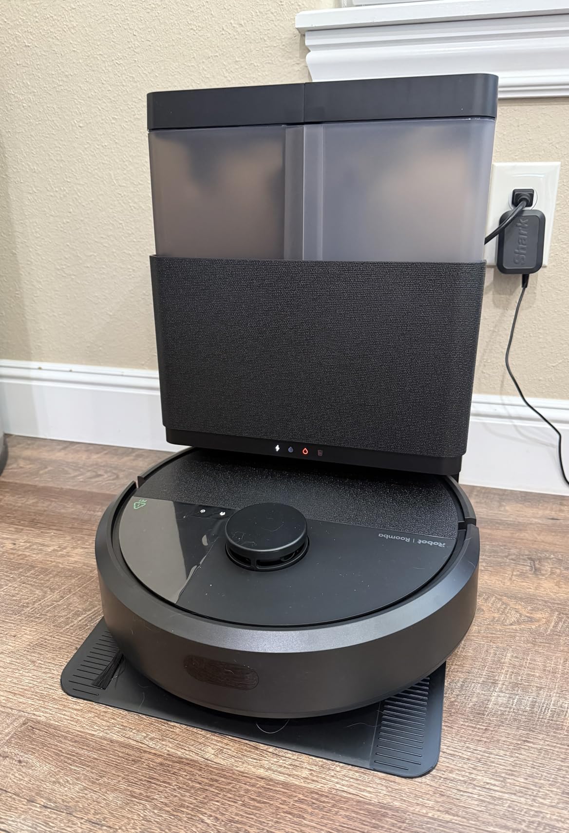 Roomba Plus 405 (G181) 2in1 Vacuum & Mop Robot with AutoWash Dock - Dual Spinning, Smart & Fast Mapping, Ideal for Pet Hair, Self-Empties 75 Days, Intense Suction, Pad Washing & Drying customer photo 1