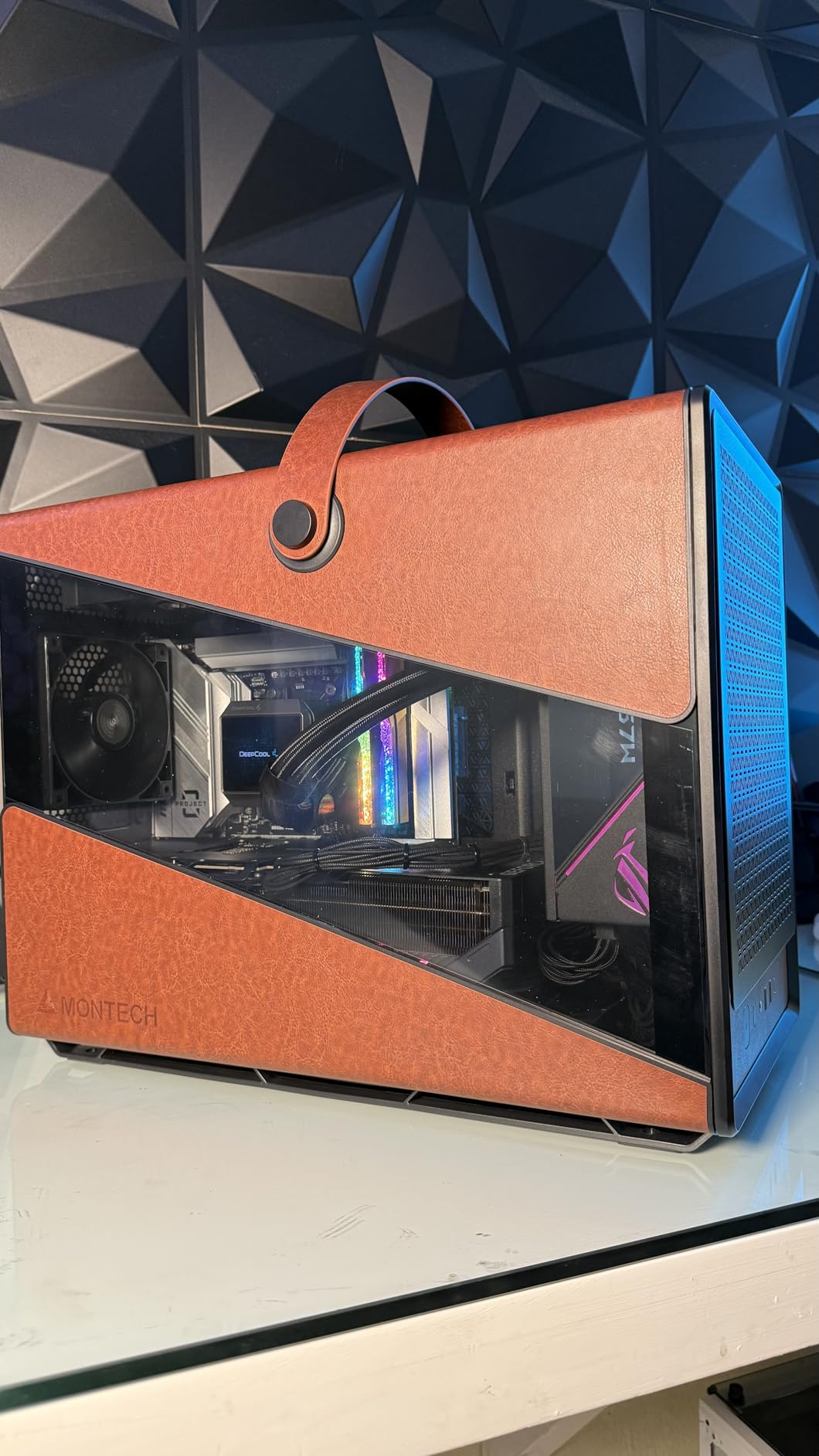 MONTECH Heritage PRO mATX, Compact Leather Gaming Chassis with Signature Handle Design, Supports RTX 50 Series GPUs, ATX PSU, and 360mm AIO, 4 Pre-Installed Fans, Headphone Hanger - Black (PRO) customer photo 1