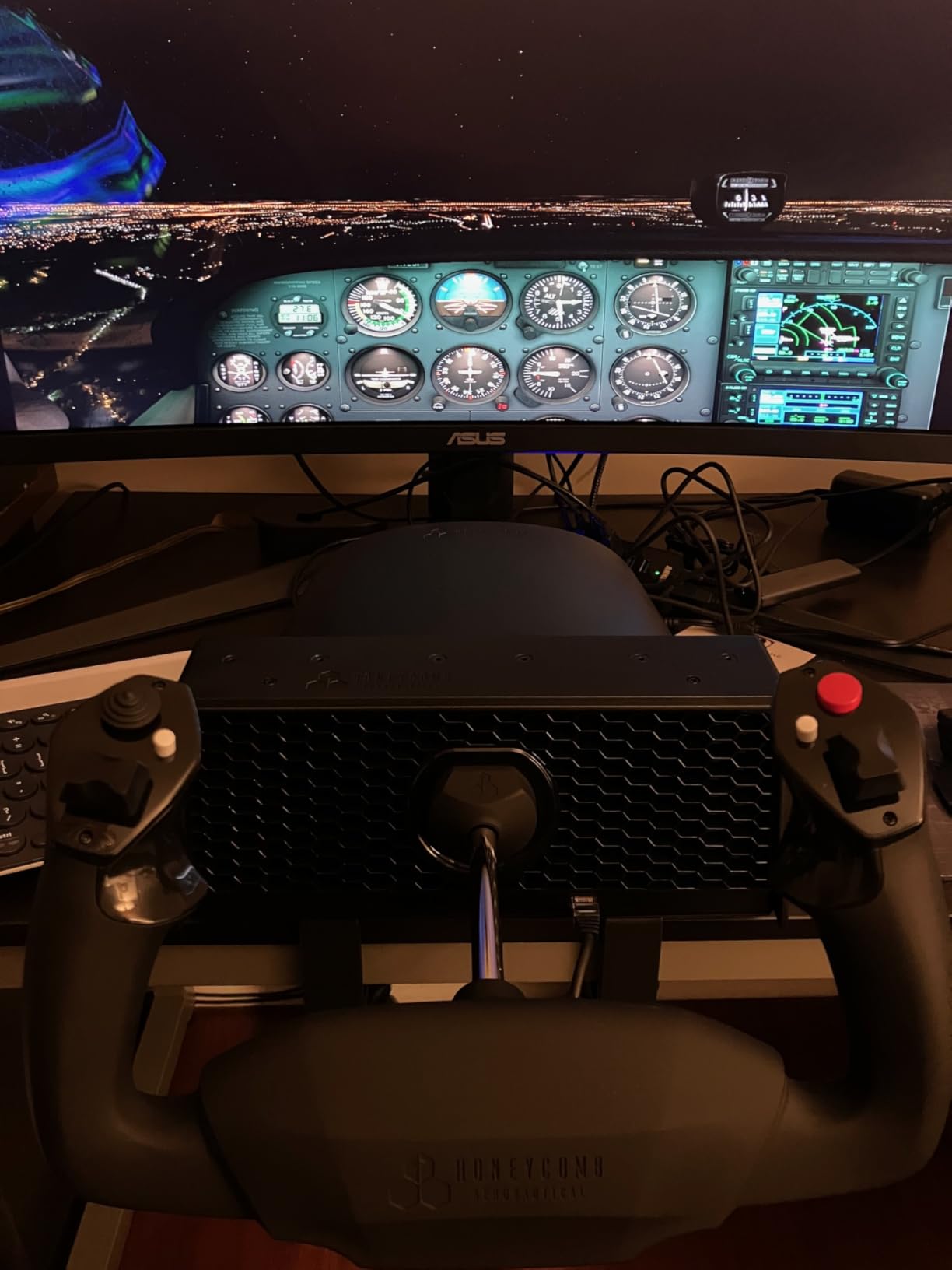Honeycomb Alpha LITE - compact yoke for flight simulation, 180 rotation, programmable buttons, sturdy steel shaft, clear design perfect for sim beginners, plug & fly with MSFS 2024 customer photo 1