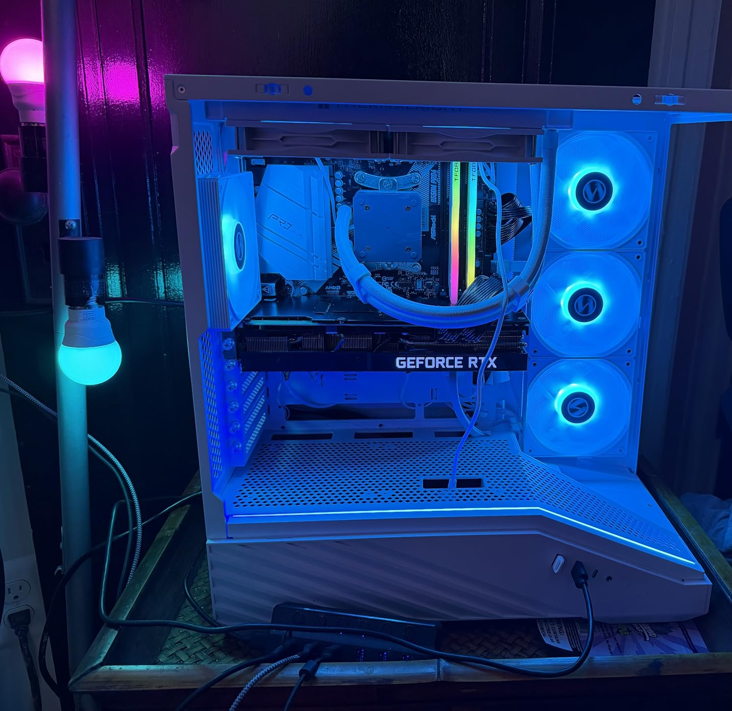 Lian Li V100 ATX Mid-Tower PC Case, 4 x 120mm ARGB PWM Fans Pre-Installed, LED RGB Strip, Display Platform with Tempered Glass, Support 420mm GPUs, 360mm Radiator, Optimized Airflow - White (V100RW) customer photo 2