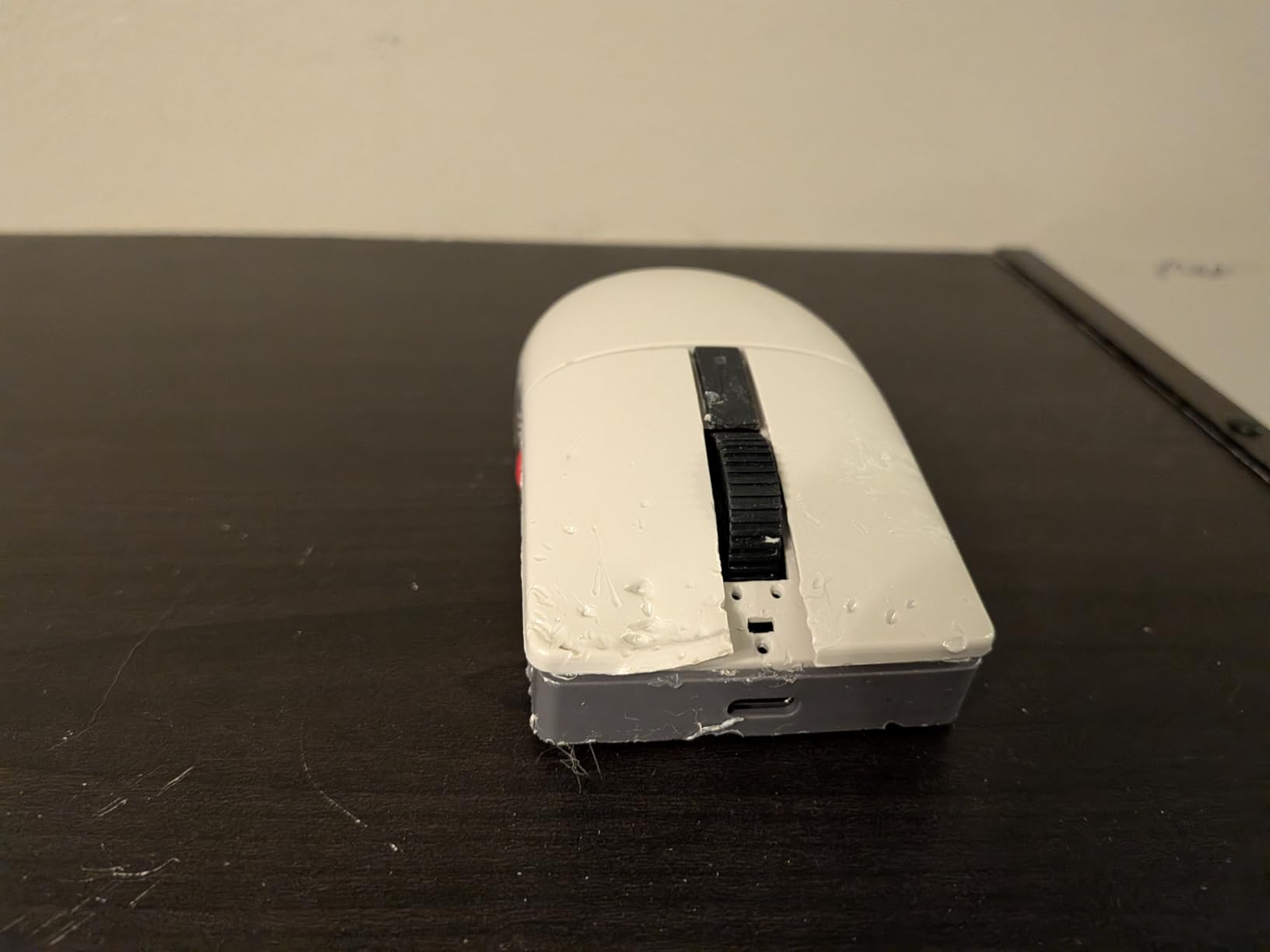 8BitDo Retro R8 Mouse with Charging Dock, PAW 3395 Optical Sensor DPI 26,000, Wireless Mouse with 4K Polling Rate, Programmable Buttons, and Kailh Sword GM X Micro Switches - N Edition customer photo 2