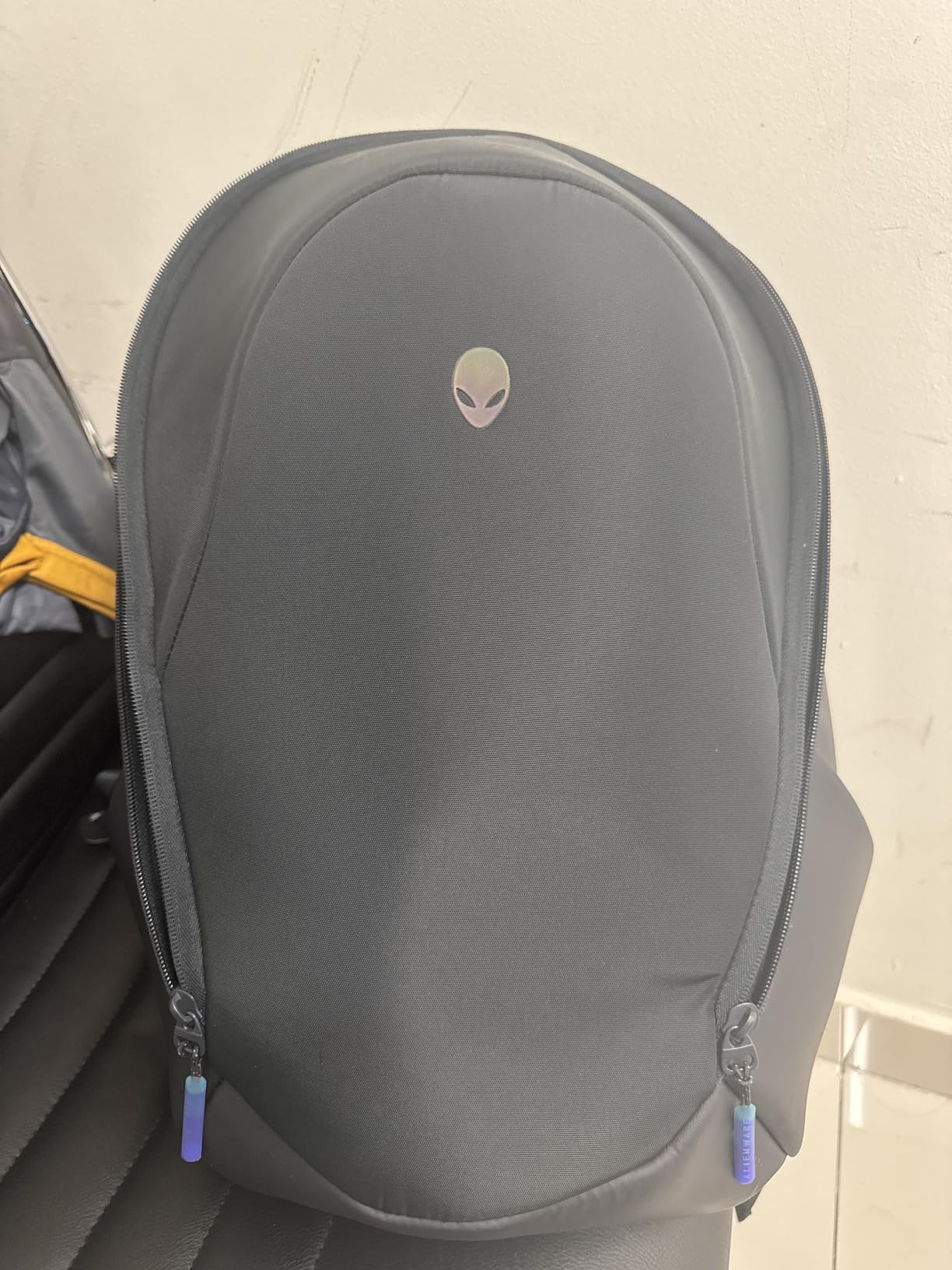 Alienware 16 Backpack - AW5625P - 21L Capacity, 3D Breathable mesh, Magnetic pocket organizers, RFID safe pocket, Weather resistant, 3D Iridescent reflective Alienware logo - Alienware Black customer photo 1