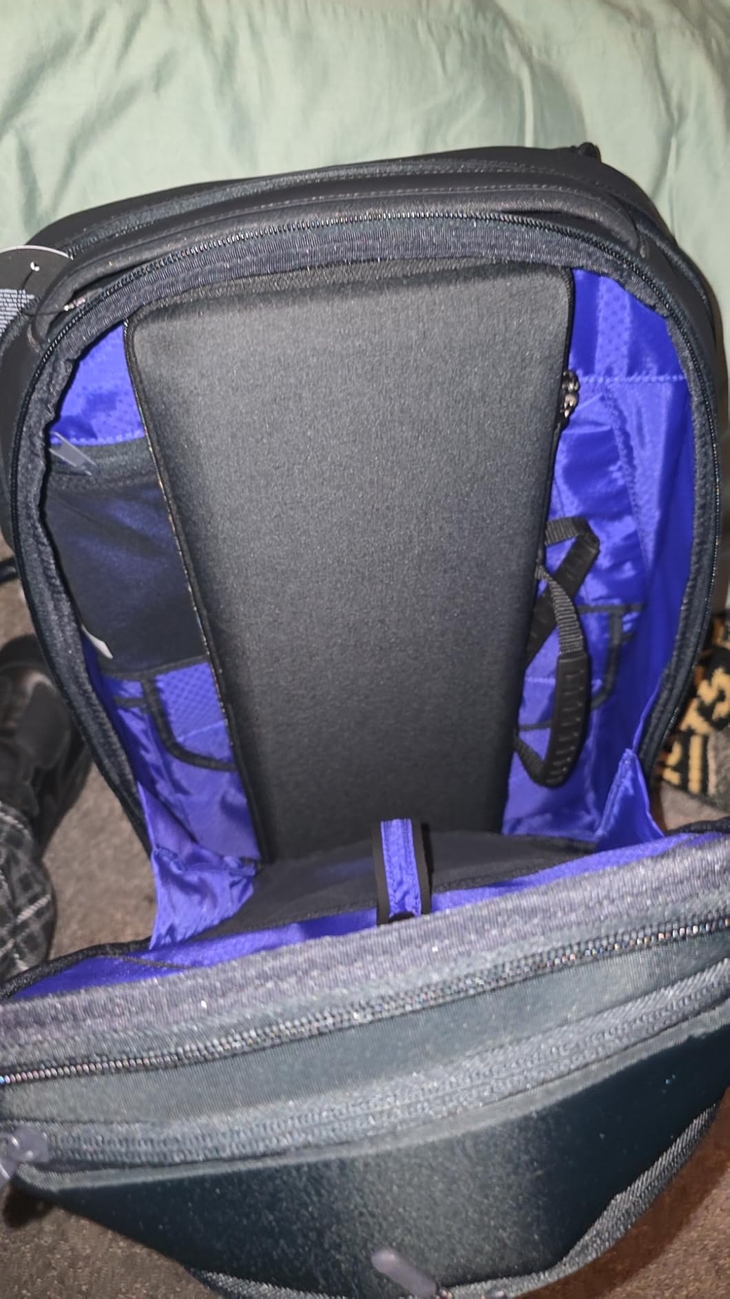 Alienware 16 Backpack - AW5625P - 21L Capacity, 3D Breathable mesh, Magnetic pocket organizers, RFID safe pocket, Weather resistant, 3D Iridescent reflective Alienware logo - Alienware Black customer photo 2
