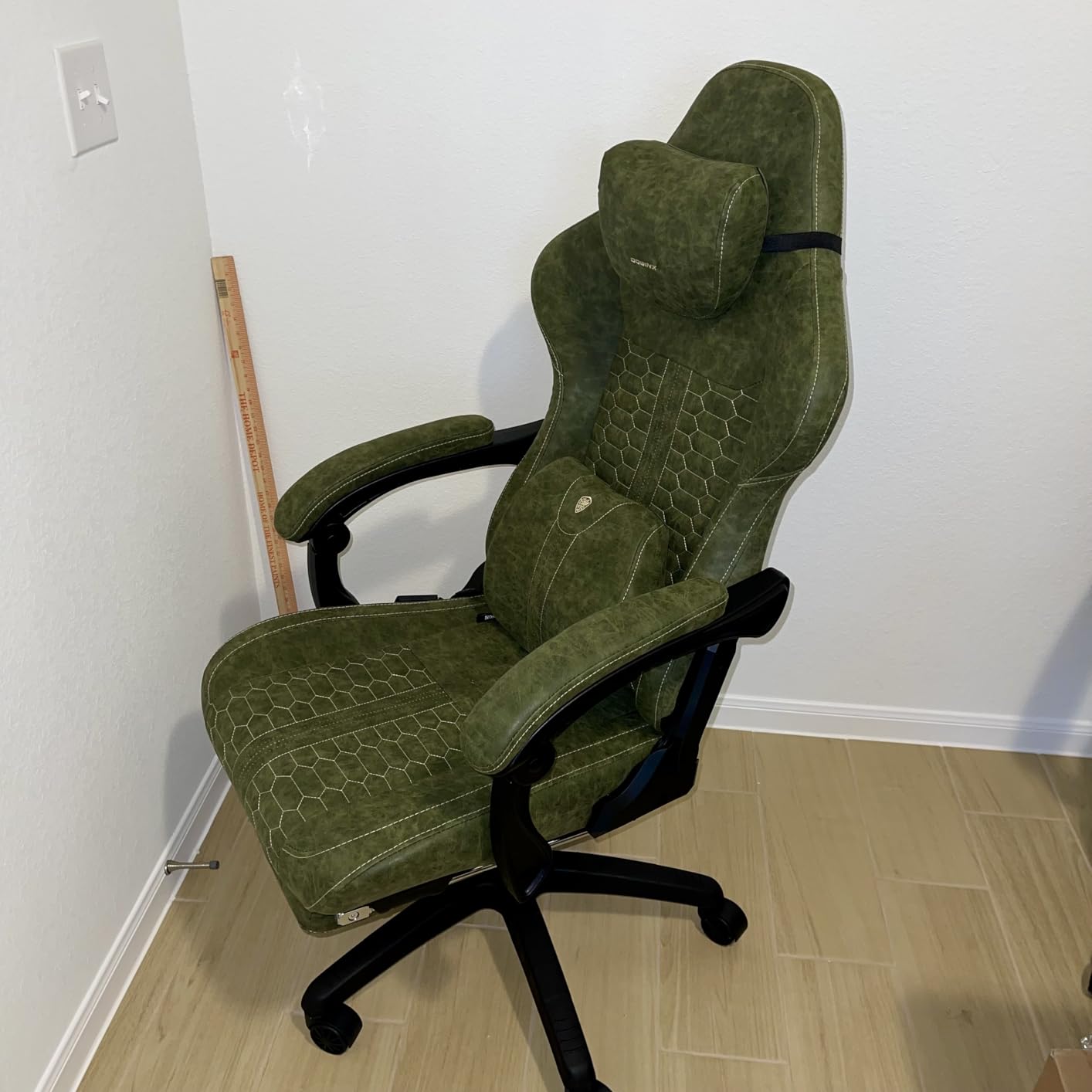 Dowinx Big & Tall Vintage Gaming Chair for Adults, 400 lb Capacity Heavy Duty Ergonomic Computer Chair with Massage Lumbar, Footrest & Easy Side Recline, Black customer photo 1