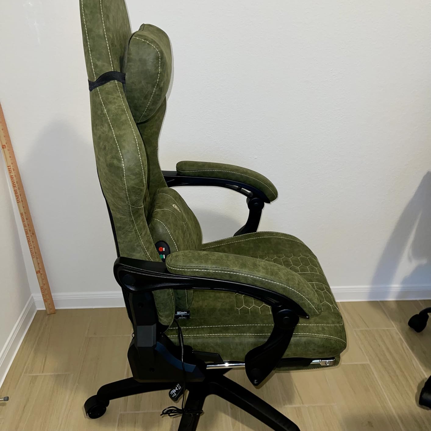 Dowinx Big & Tall Vintage Gaming Chair for Adults, 400 lb Capacity Heavy Duty Ergonomic Computer Chair with Massage Lumbar, Footrest & Easy Side Recline, Black customer photo 2