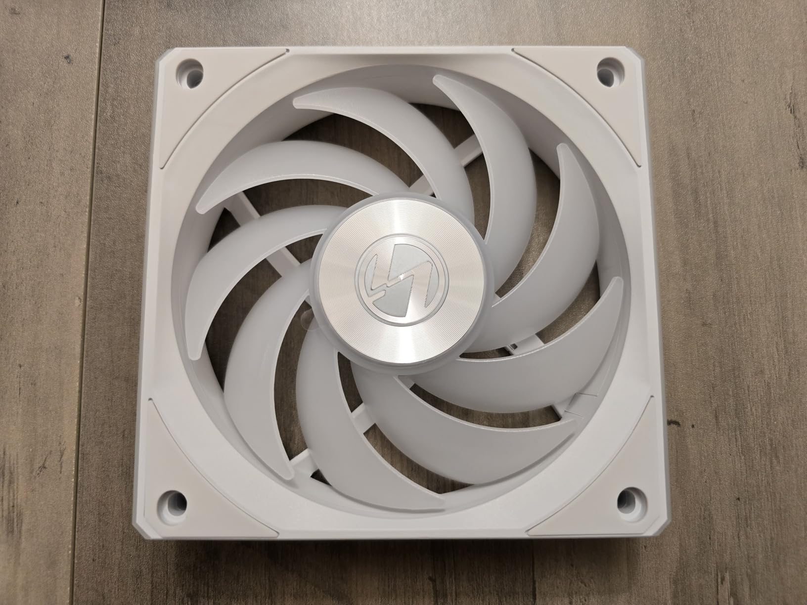UNI Fan CL120 ARGB 120mm PWM Fans - Triple Pack - 2.4 GHz Wireless Signal RGB & PC Case Fans Control - Daisy-Chain - Dual Light Zones - FDB - Controller Included & Required - White (12CL1W3W) customer photo 2