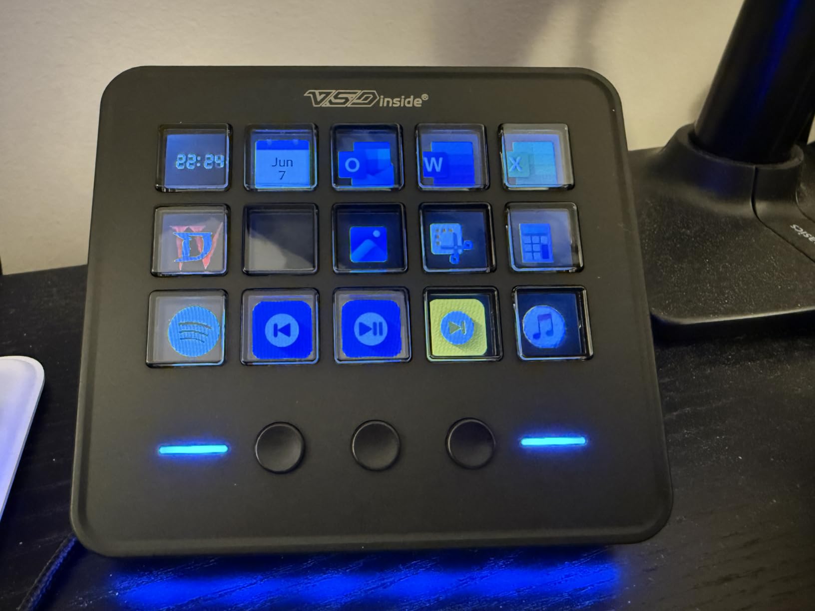 VSDINSIDE Macro Keypad, Stream Controller Deck Gaming Streaming Shortcut Keyboard, 18 Programmable Keys Customizable Visual AI Pad USB Soundboard for OBS, YouTube, Desk Office Setup, Laptop, PC, Mac customer photo 1